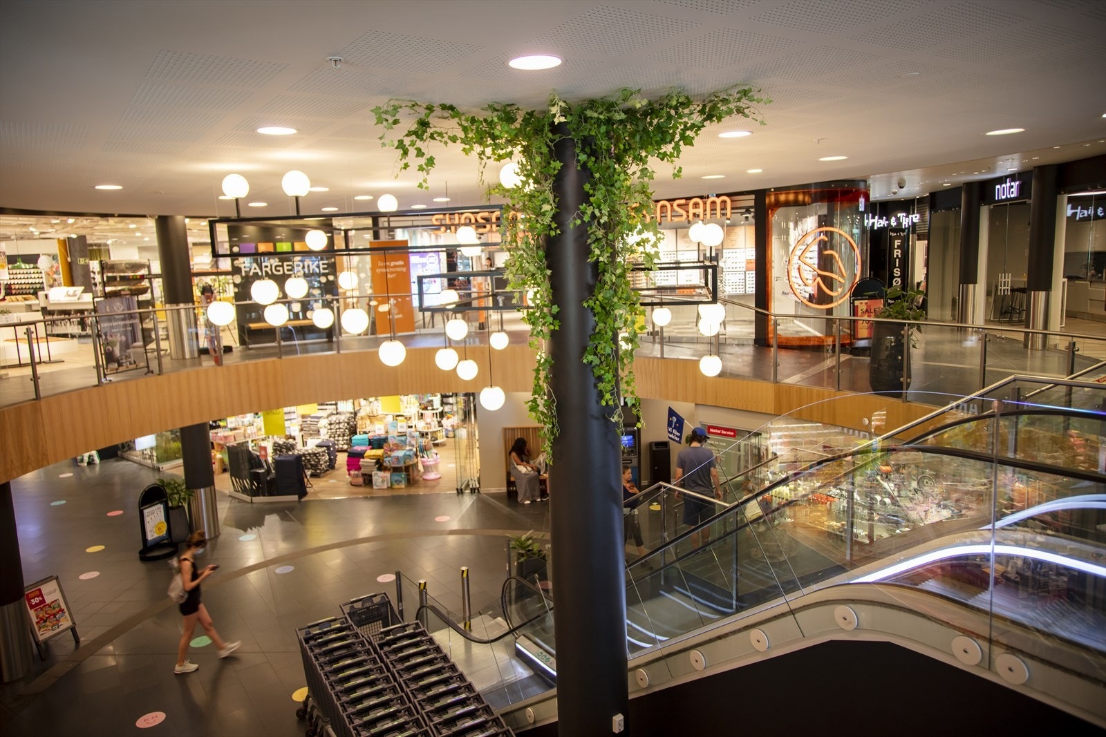 På nærsenteret Kiellands hus finner du det meste i butikker som Coop Mega, Vinmonopol, apotek, Baker Nordby, frisør, Nille og post i butikk. Galleribilde