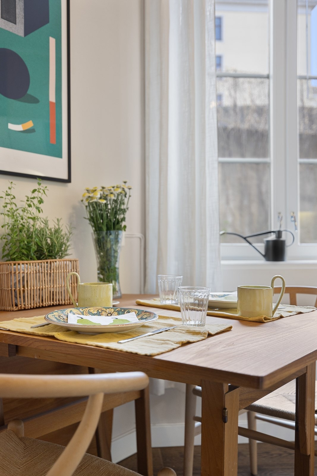 På kjøkkenet er det plass til et hyggelig frokostbord. Galleribilde