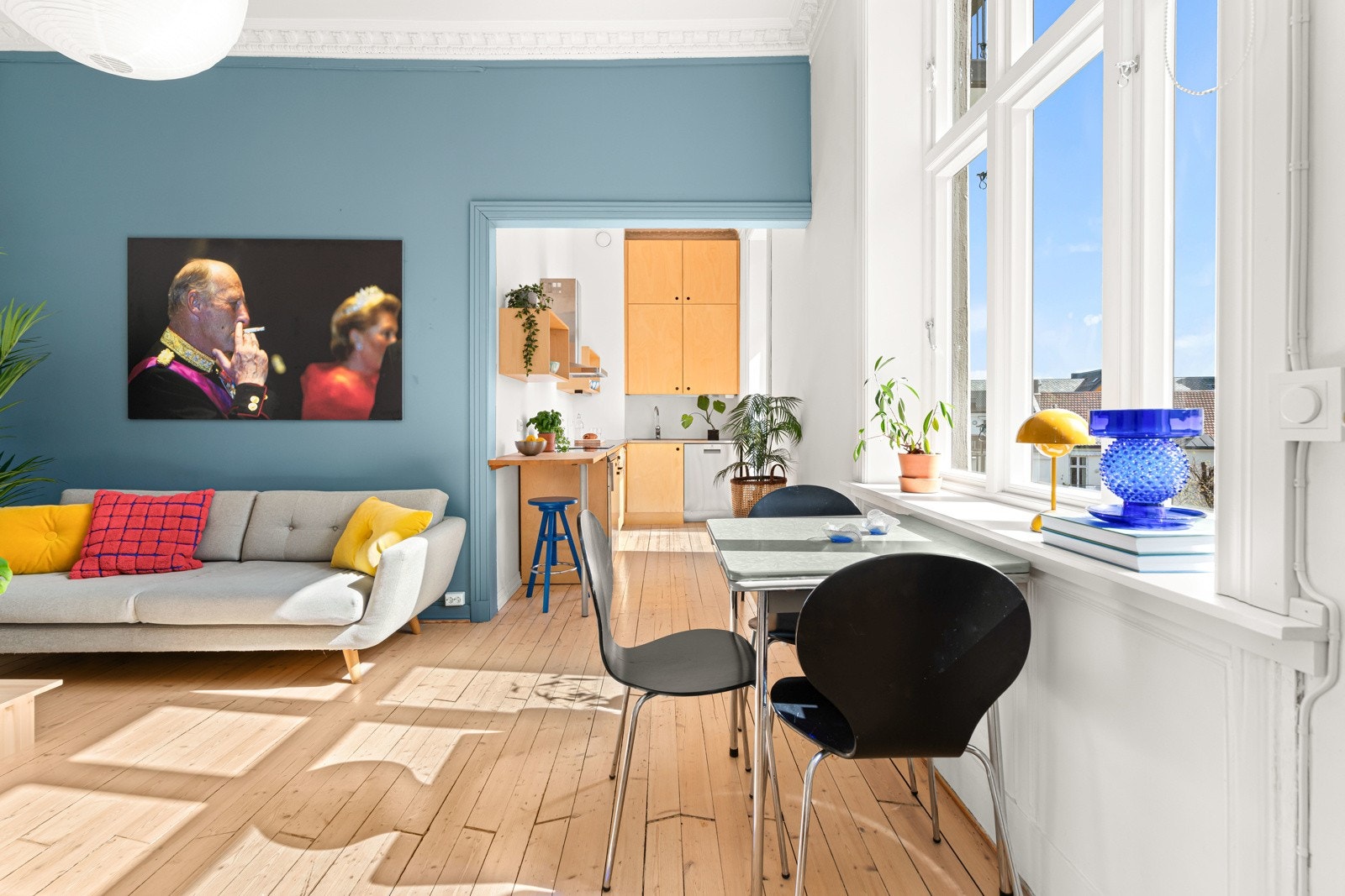 Leiligheten er malt i stilsikre farger og har godt med naturlig lys fra syd-vest. Galleribilde