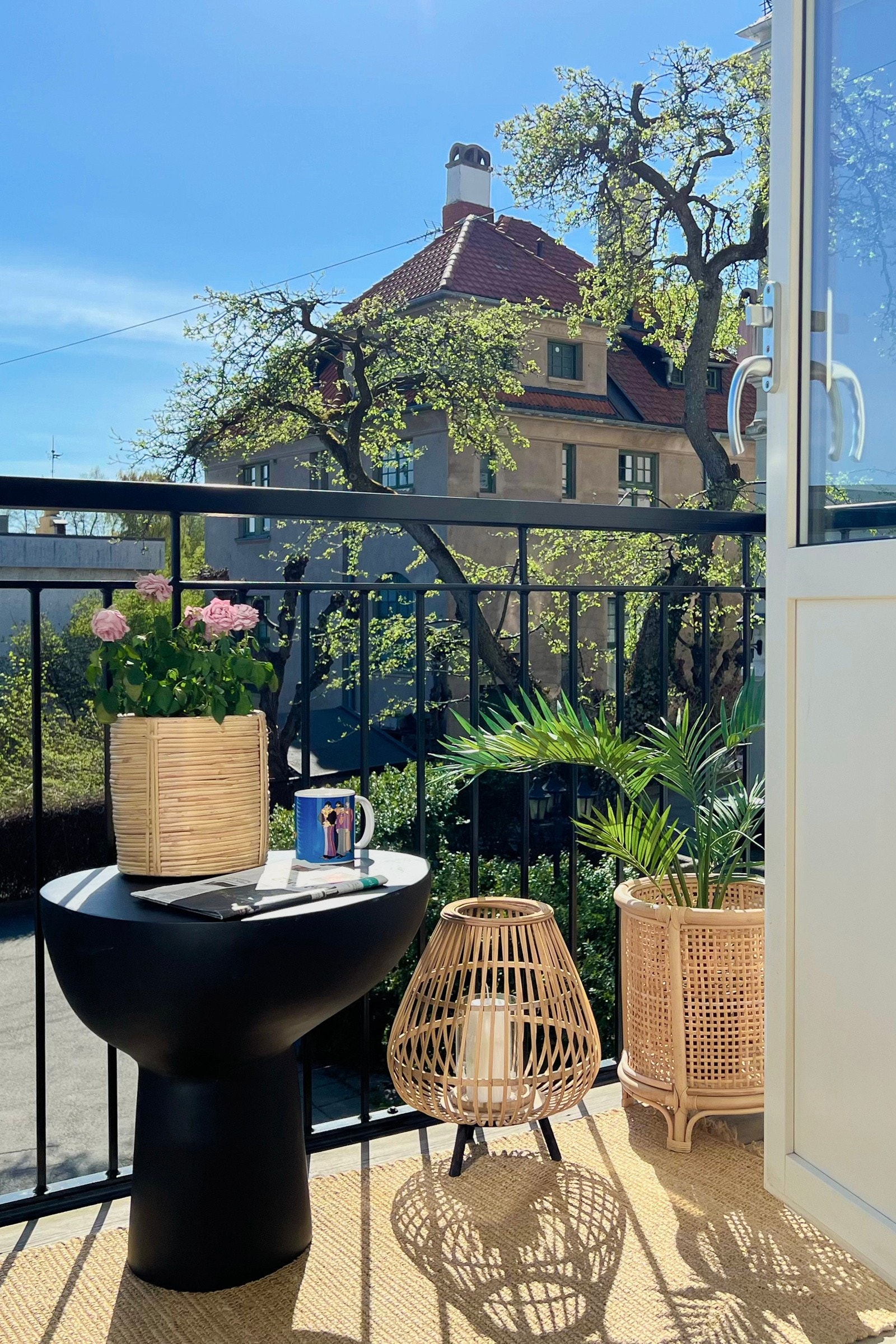 I bakgården er det plantet et vakkert pæretre. Hver høst arrangeres det pæresanking for alle beboerne i borettslaget. Galleribilde