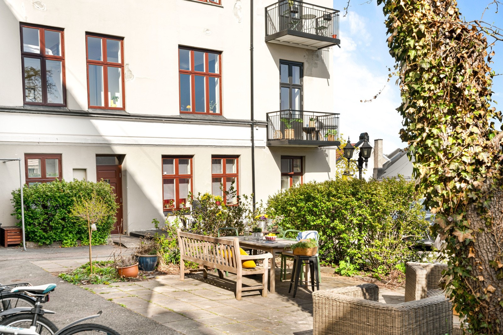 Hyggelige og pent opparbeidede uteområder. Leiligheten som selges er bak de fire vinduene man ser i andre etasje. Galleribilde