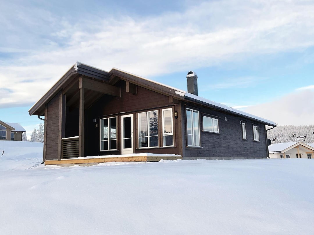 Bekkeblom fra sør med utgang fra stue til terrasse / gapahuk. Galleribilde