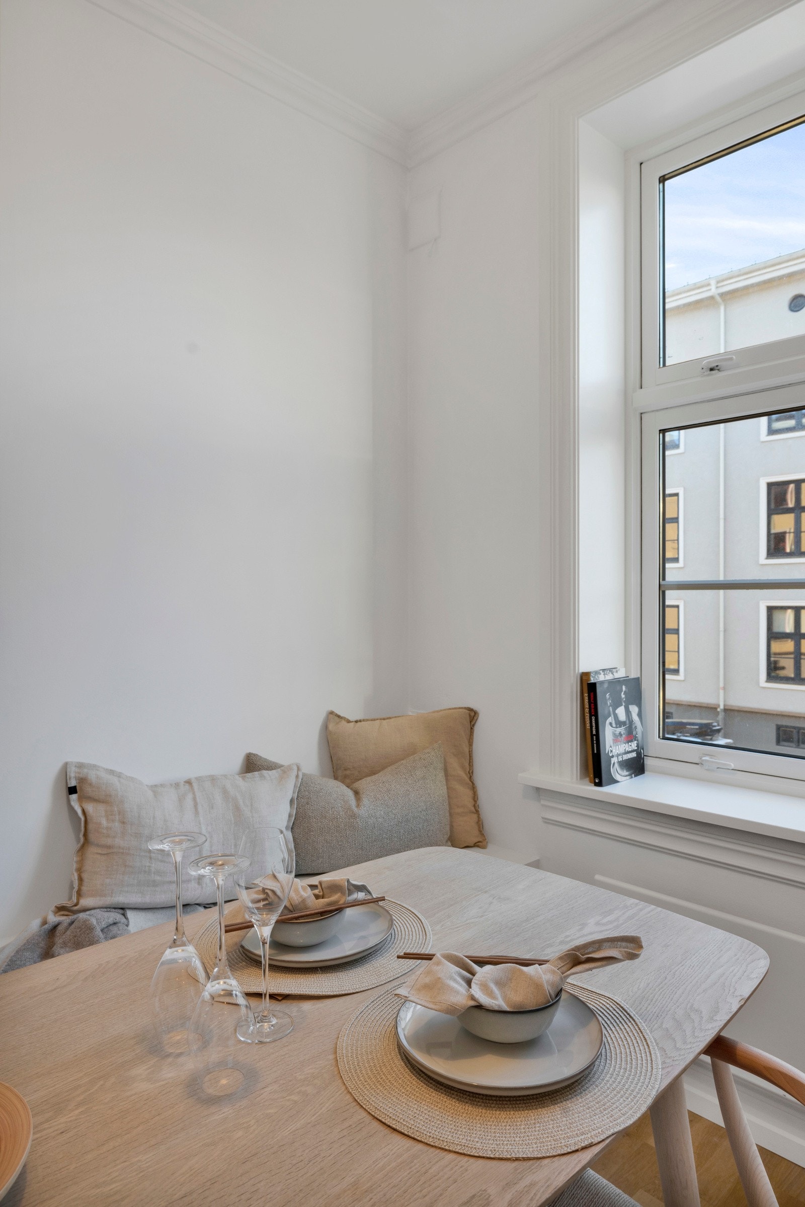 Kjøkkenvinduet vender mot Nordkappgata i vest. Her er det hyggelig å nyte dagens måltider. Galleribilde
