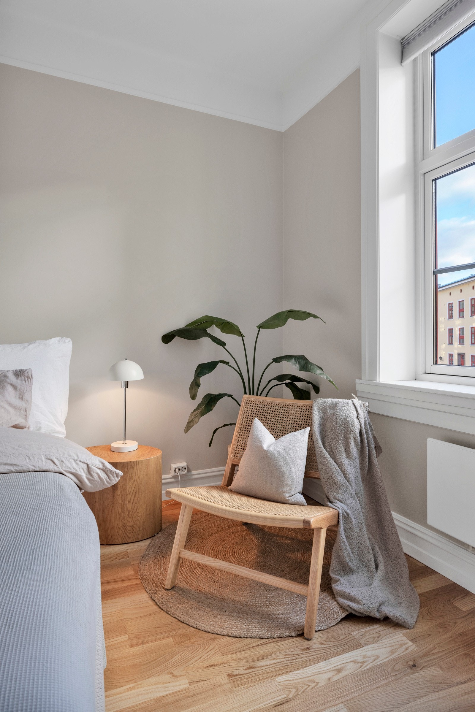 Soverommet har plass til mer enn seng og nattbord. Galleribilde