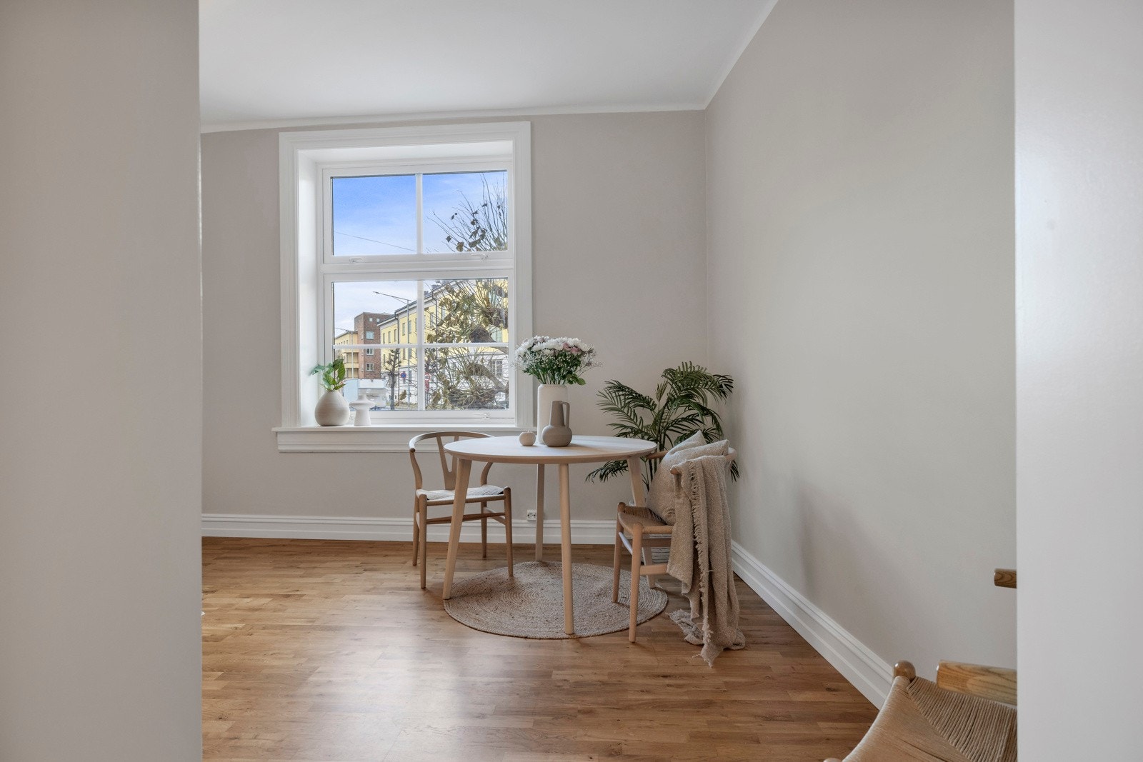 Stuen har plass til et spisebord, men det er også naturlig spiseplass på kjøkkenet. Galleribilde