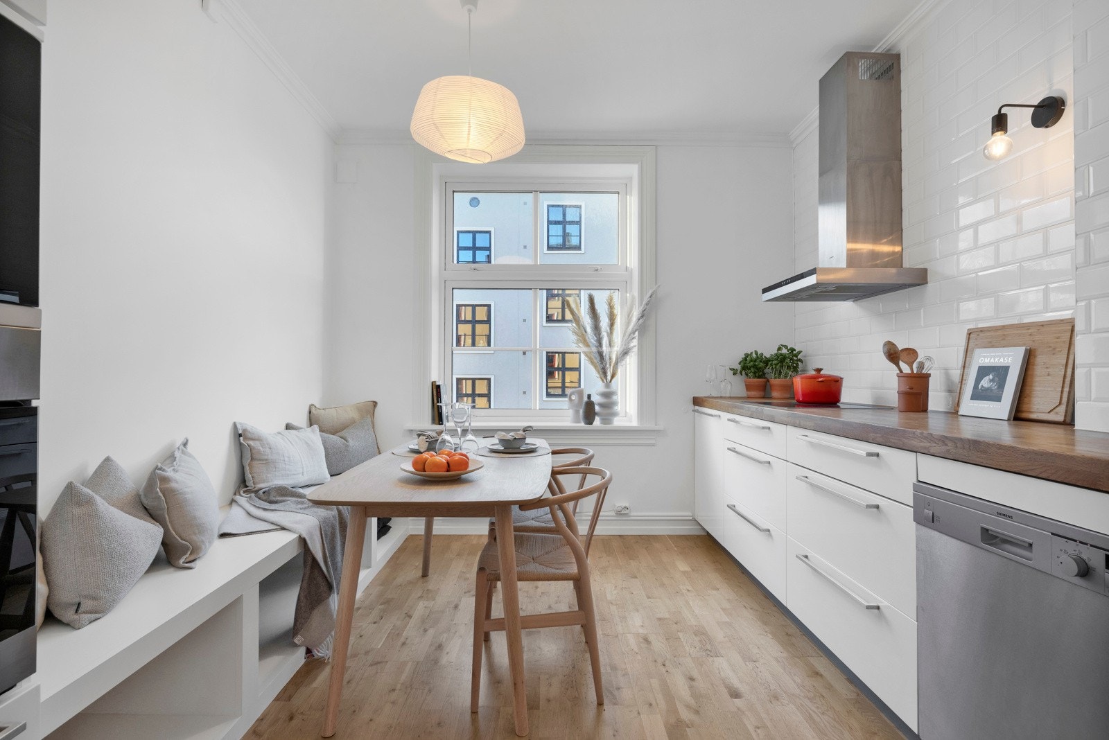 Kjøkkenet har god takhøyde, godt med dagslys og fin plass til spisebord. Galleribilde