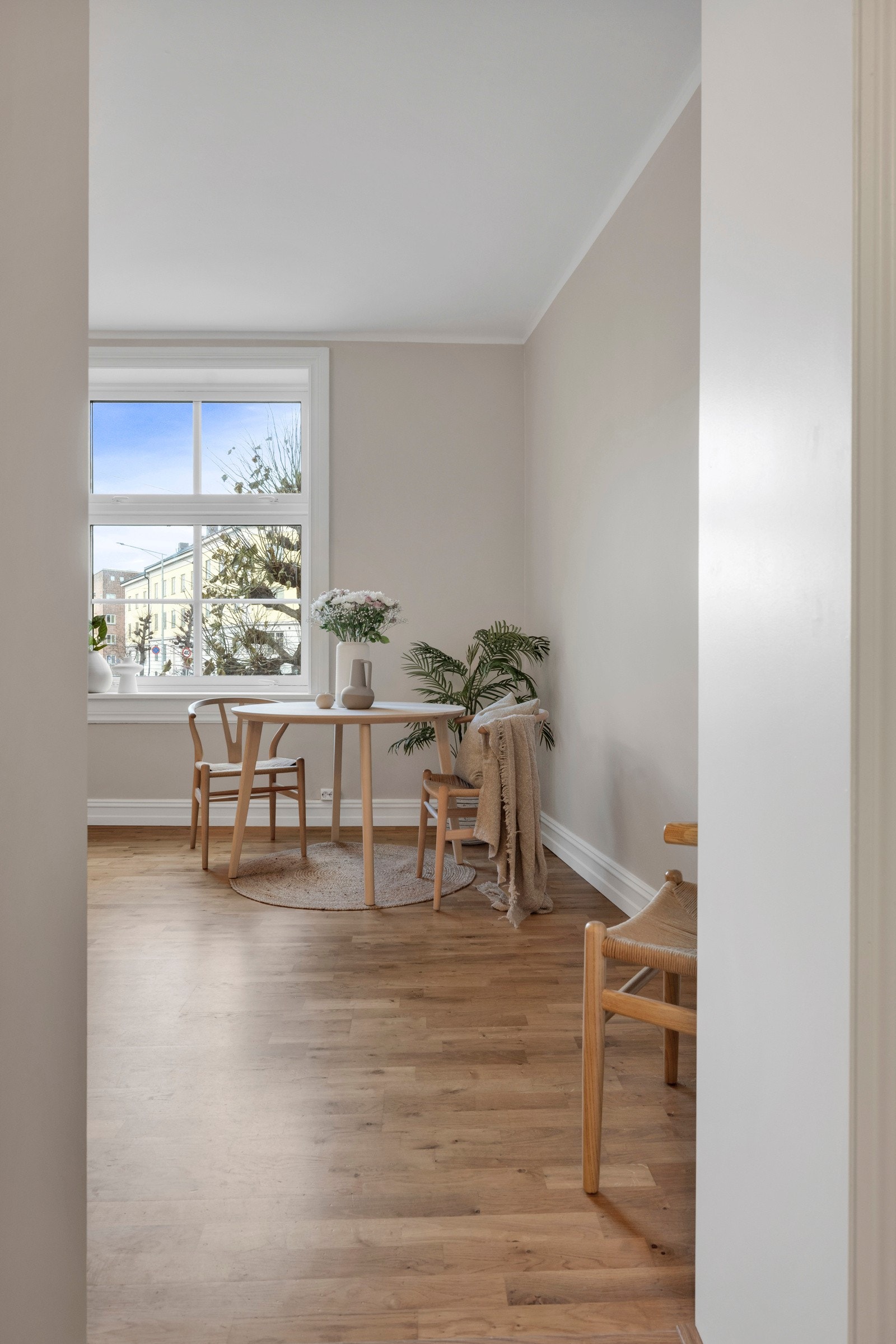 Rommet får rikelig med dagslys fra vindu vendt mot plassen i nordvest. Galleribilde