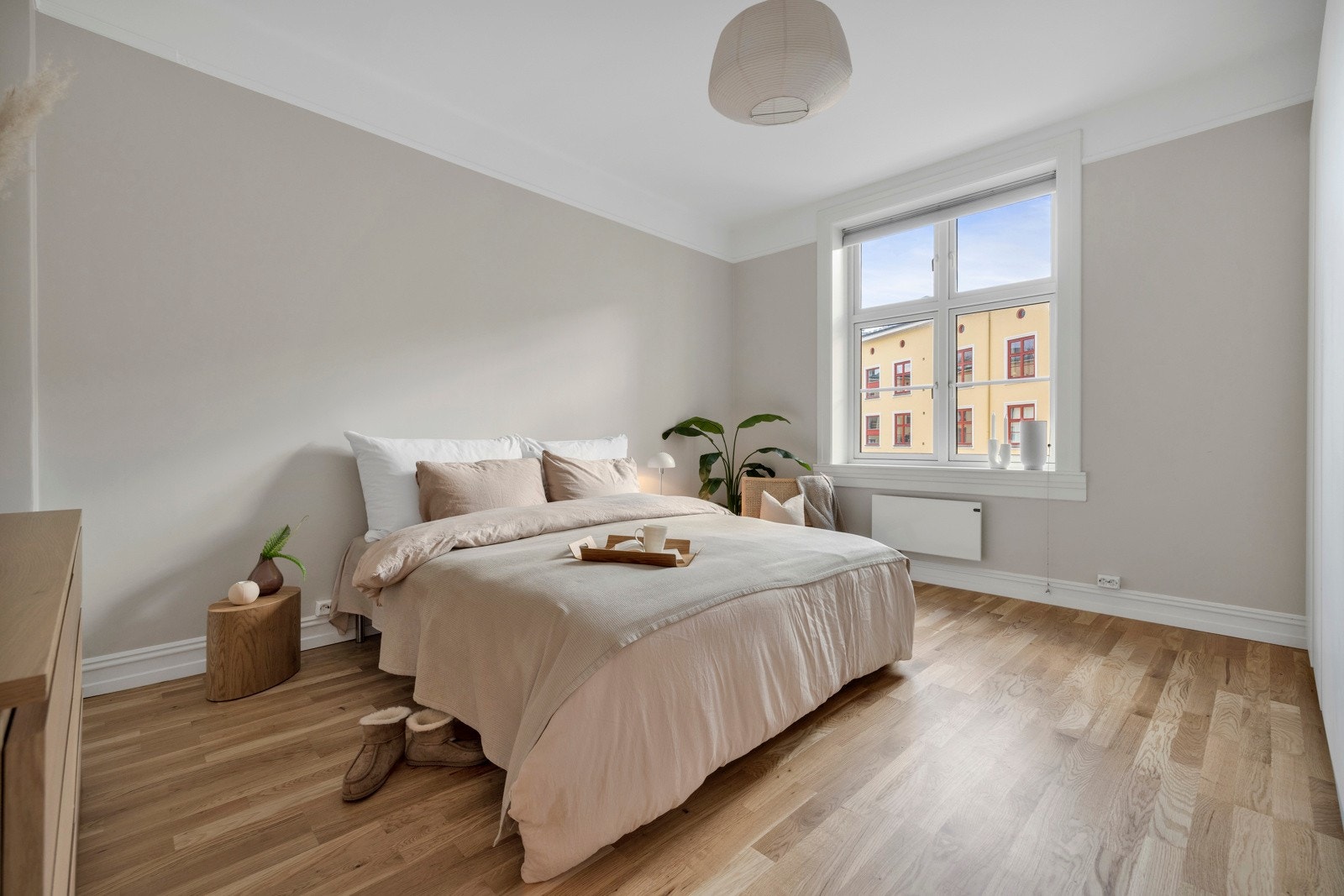 Soverommet har vindu mot bakgården i sydøst, samt god takhøyde og et romslig areal. Galleribilde