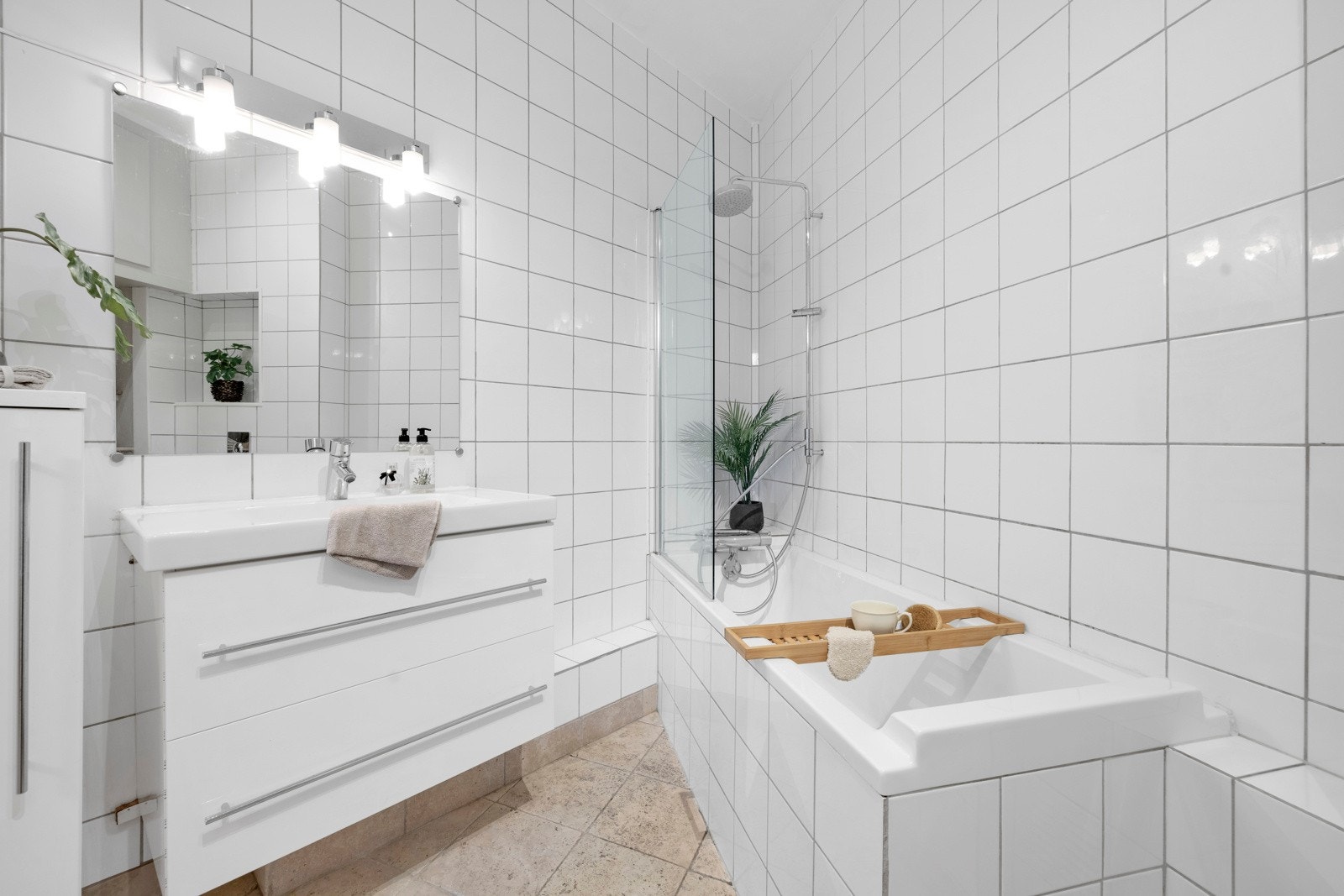 Badet er helfliset, har gulvvarme og et deilig badekar med regnfallsdusj. Galleribilde