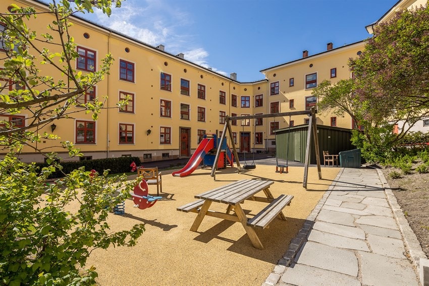 Det er anlagt lekeplass til glede for de minste, og plassert ut sittebenker til felles glede. Galleribilde