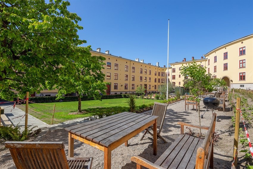 Bakgården ligger skjermet av bygningsmassen. Her er det plen, gangveier, god belysning, busker og trær. Galleribilde