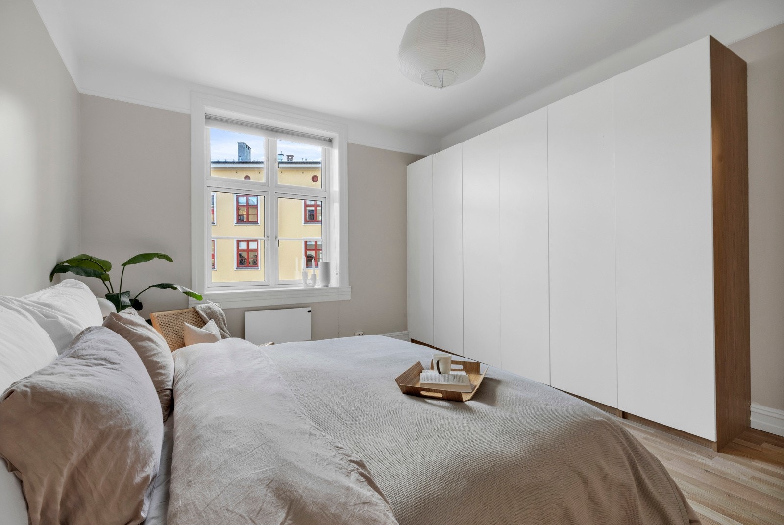 Langs den ene veggen er det montert en seksdørs garderoberekke med god plass til tøy og utstyr. Galleribilde