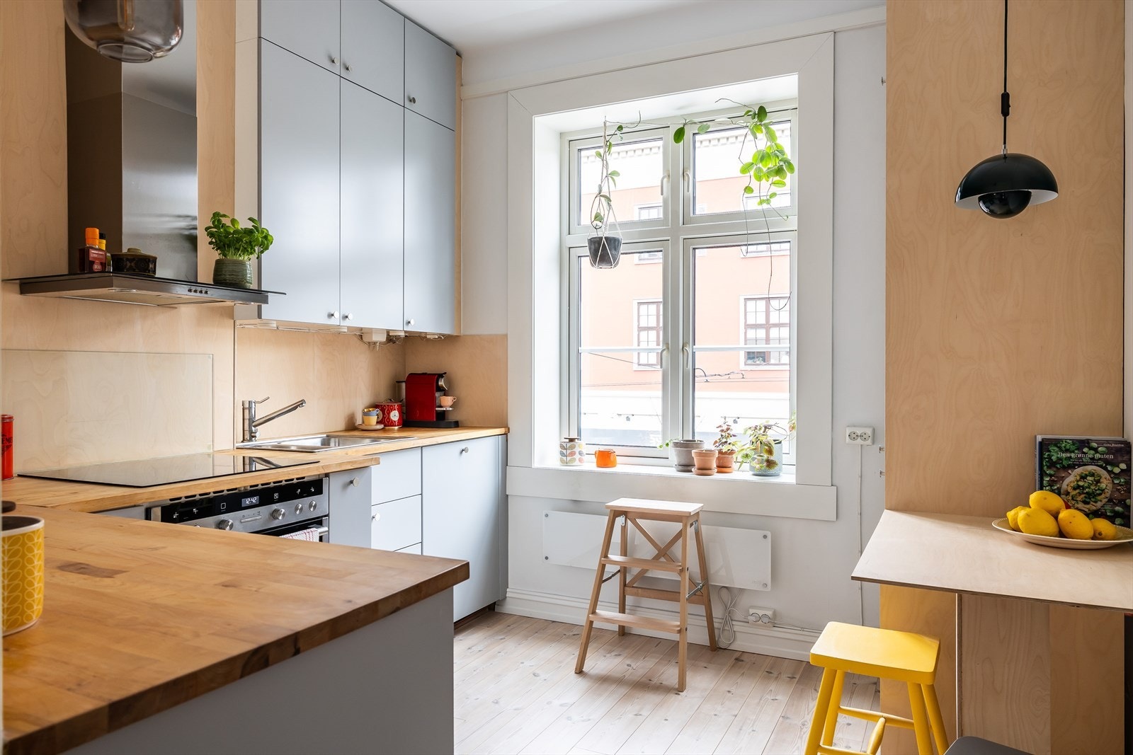 Leiligheten ligger i byggets 2. etasje og har gjennomgående planløsning som inneholder en romslig stue, separat kjøkken, bad og soverom. Galleribilde