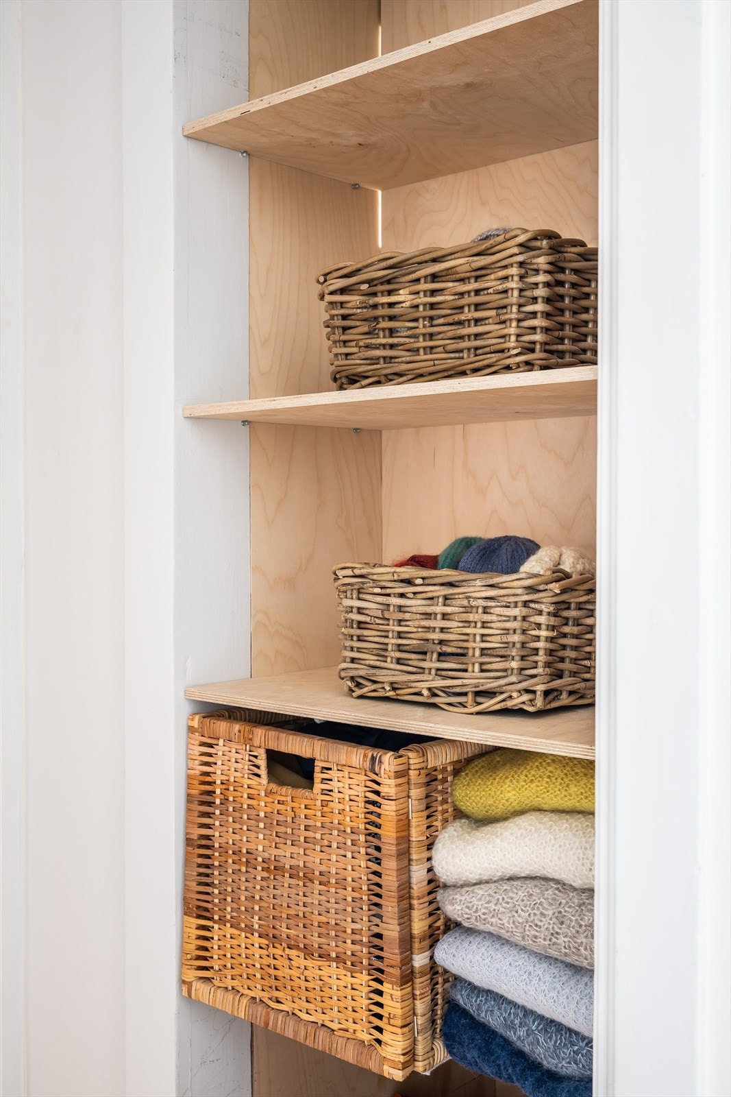 Sjarmerende detaljer som plassbygde løsninger går igjen i hele leiligheten. Galleribilde