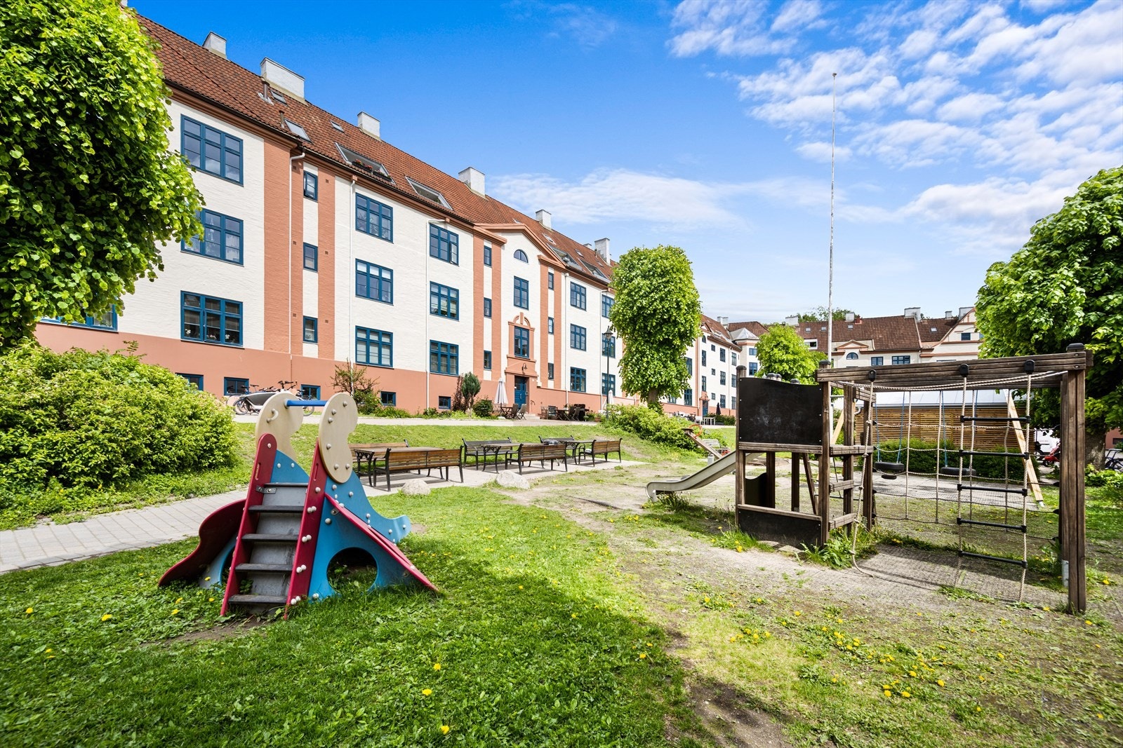 Adressen er skreddersydd for deg som ønsker å bo sentralt, men samtidig tilbaketrukket i vakre omgivelser rett ved idylliske Torshovparken. Galleribilde