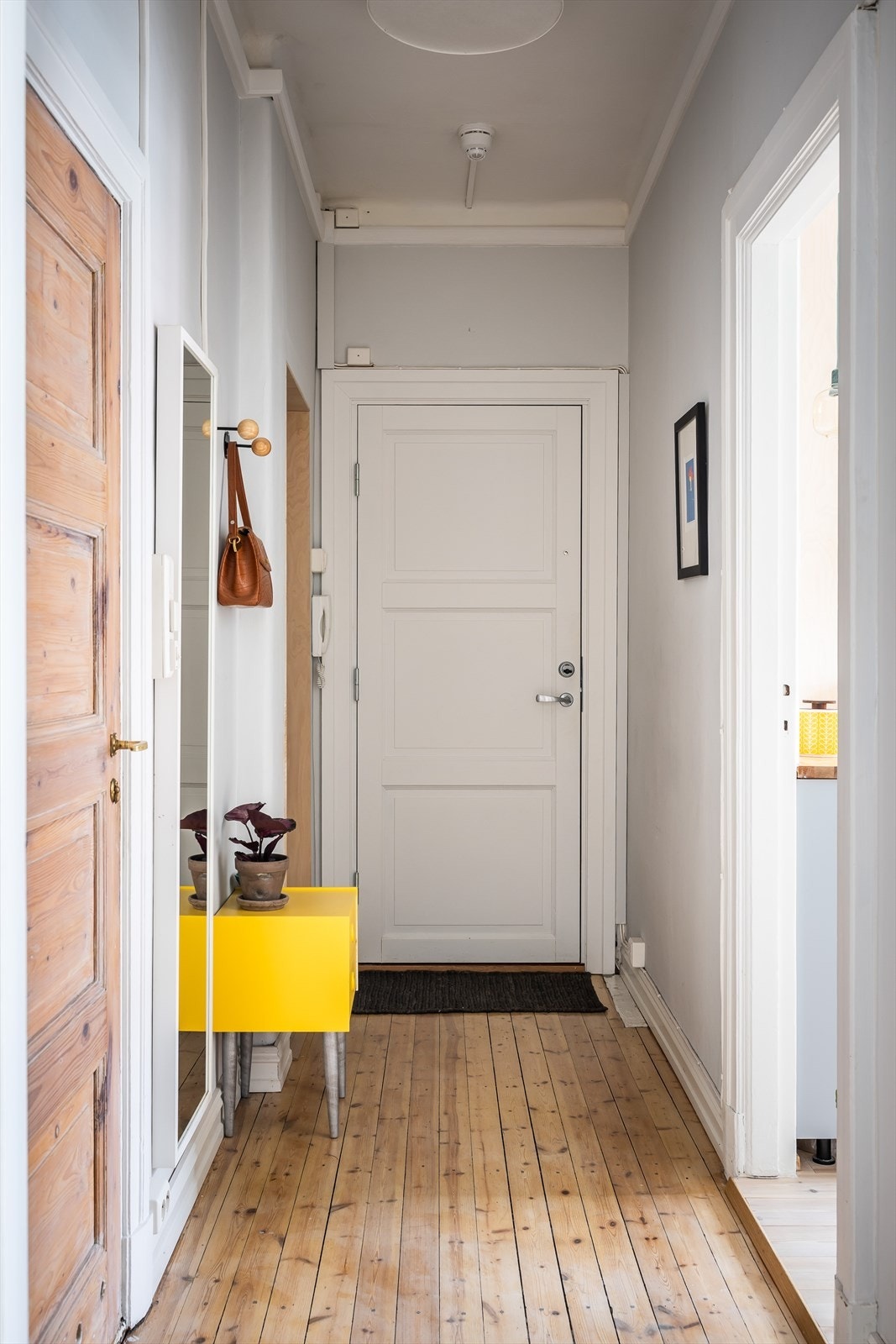 Her er det plass til å henge fra seg yttertøy og sko i praktiske nisjer. Galleribilde