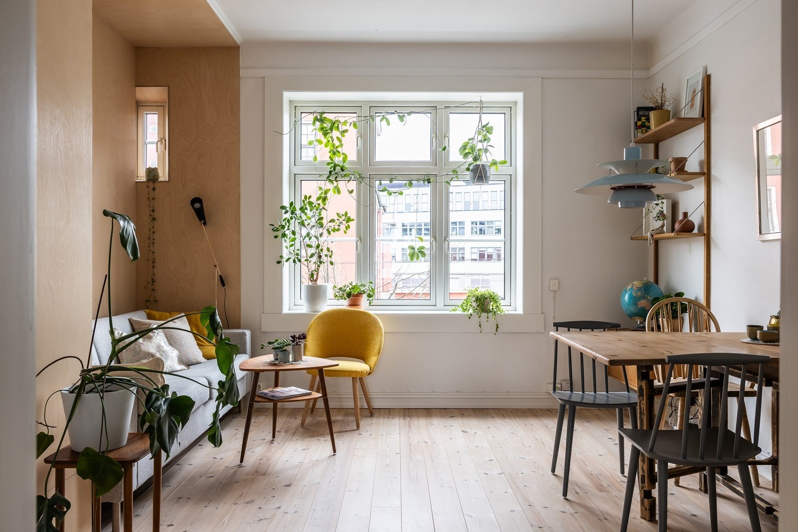 Velkommen til Vogts gate 61B! En lys og delikat 2-roms beliggende i populære Tysklandsgården rett ved vakre Torshovparken. Galleribilde