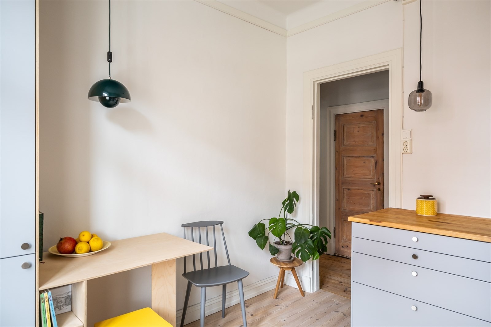 Benkeplaten er heltre med nedfelt oppvaskkum, og kjøkkenfronter er i en tidsriktig gråtone. Galleribilde