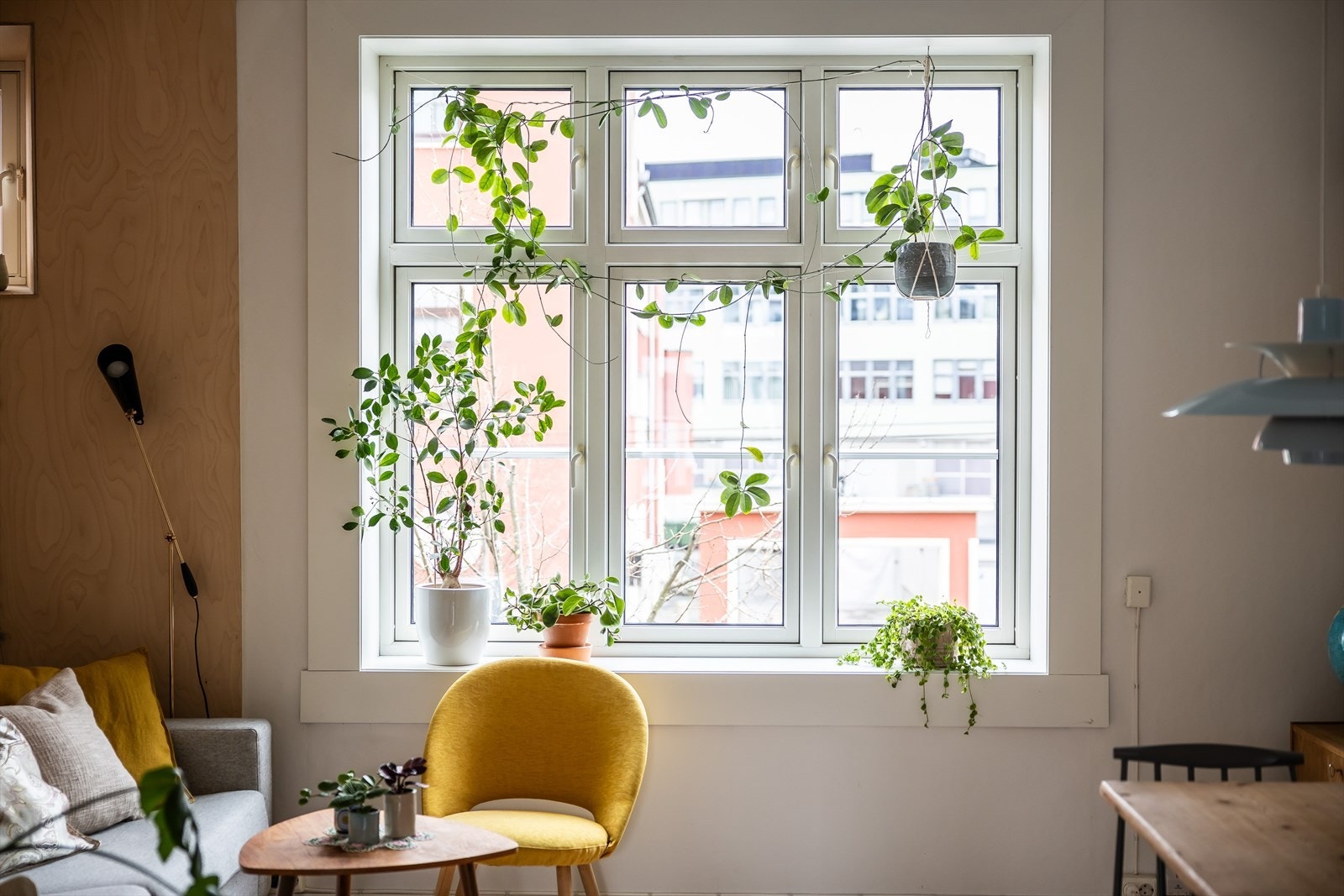 Leiligheten byr på en god takhøyde på ca. 2,79 m og store vindusflater som gir godt med naturlig lys. Galleribilde