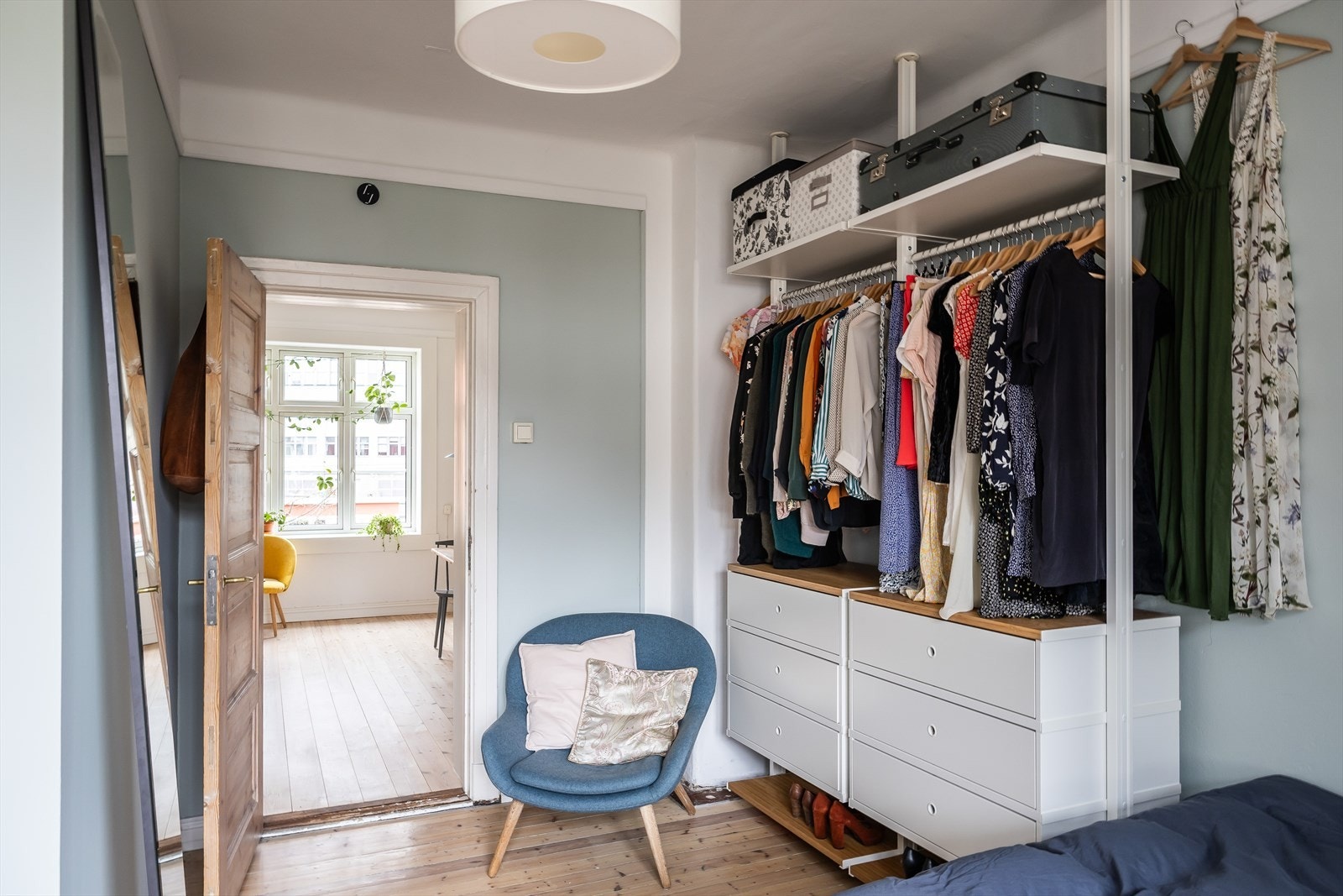 Her er det god plass til dobbeltseng og klesoppbevaring i stor garderobe. Galleribilde