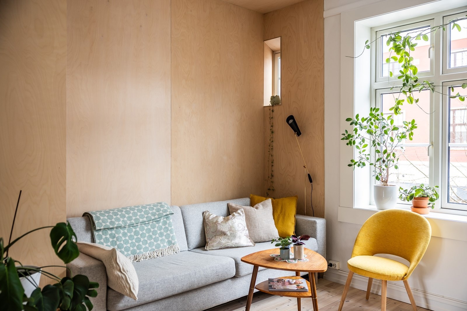 Lysmalte vegger, finerplater med plassbygde hyller og heltre furugulv gir rommet et herlig preg. Galleribilde