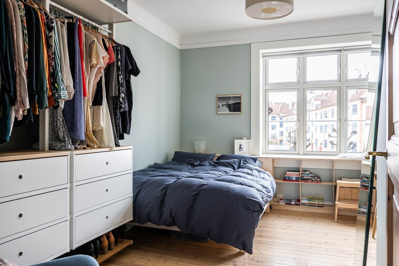 Rommet har originale tregulv, og et fantastisk plassbygd møbel med hyller og skrivebord/arbeidsbenk. Galleribilde