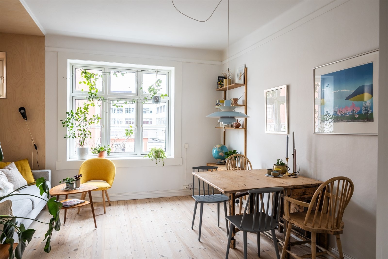 Lys og delikat stue med god plass til sofa, tv-møbler og spisebord. Galleribilde