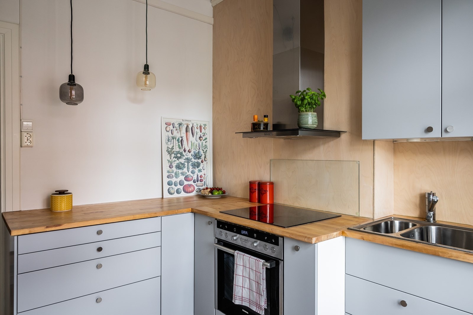 Kjøkkenet er fra 2015 og har integrerte hvitevarer bestående av oppvaskmaskin, komfyr, nedfelt platetopp og kombiskap. Galleribilde