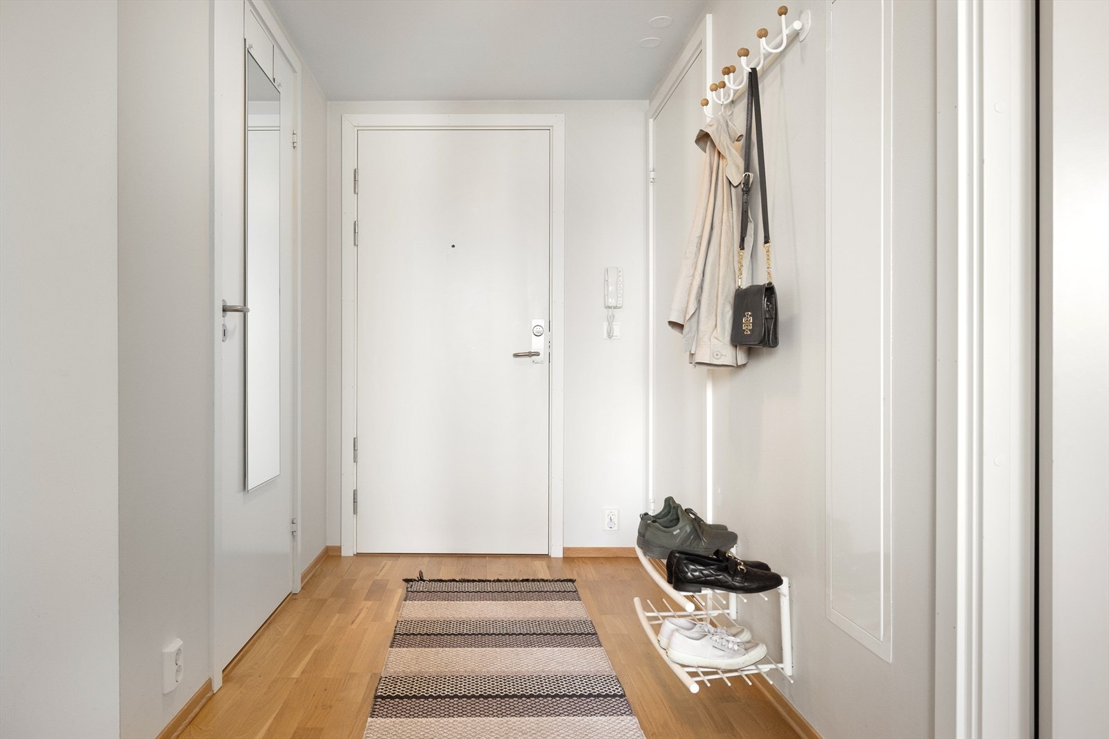 Det er knaggrekke til yttertøy og mulig å få plass til kommode for ekstra oppbevaring. Galleribilde