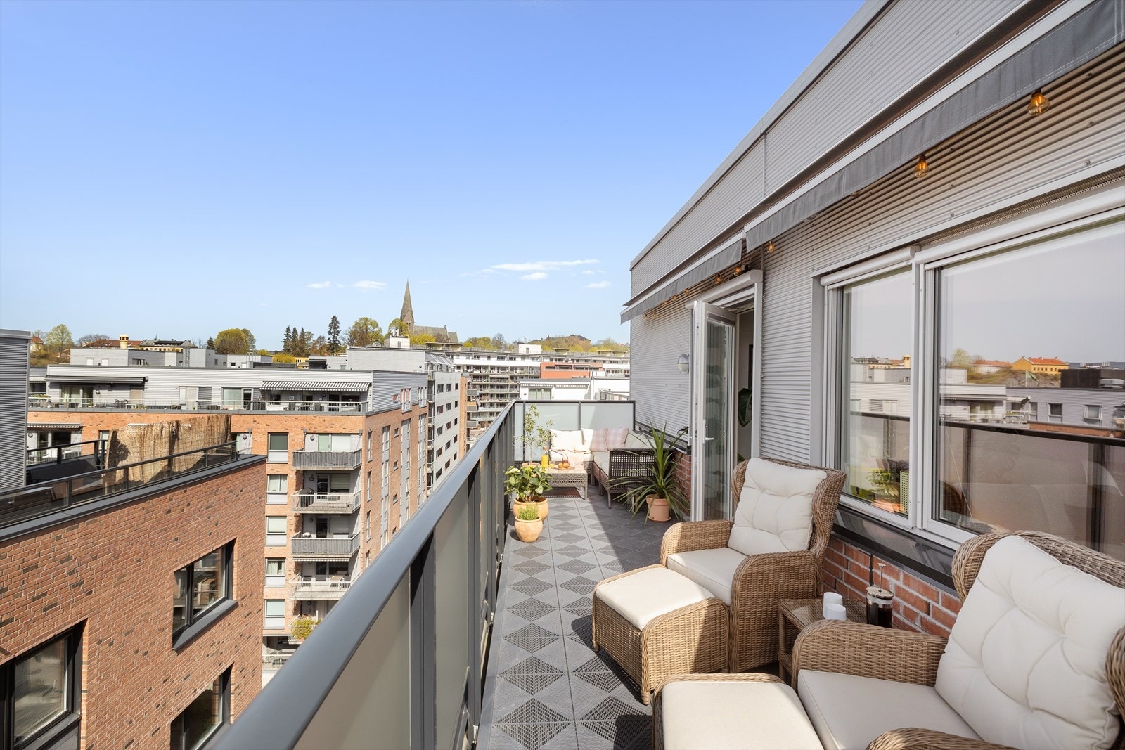 Siden leiligheten ligger høyt oppe er balkongen godt skjermet fra støy. Galleribilde