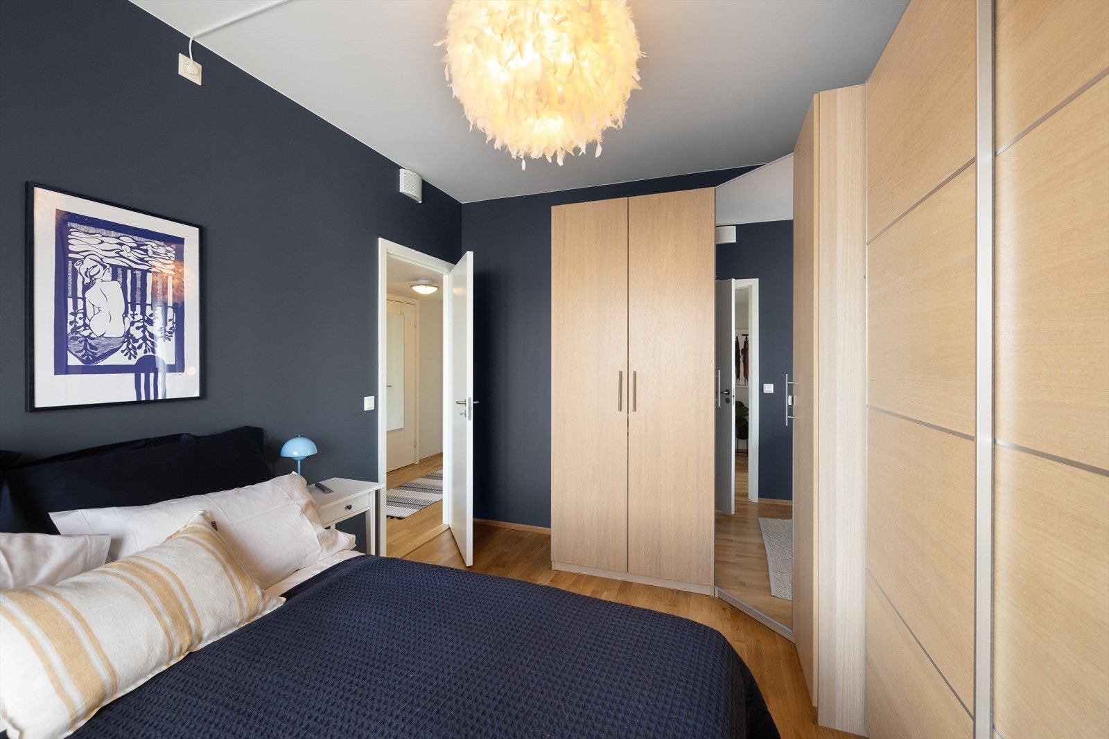 Gode oppbevaringsmuligheter i romslig skyvedørsgarderobe. Galleribilde