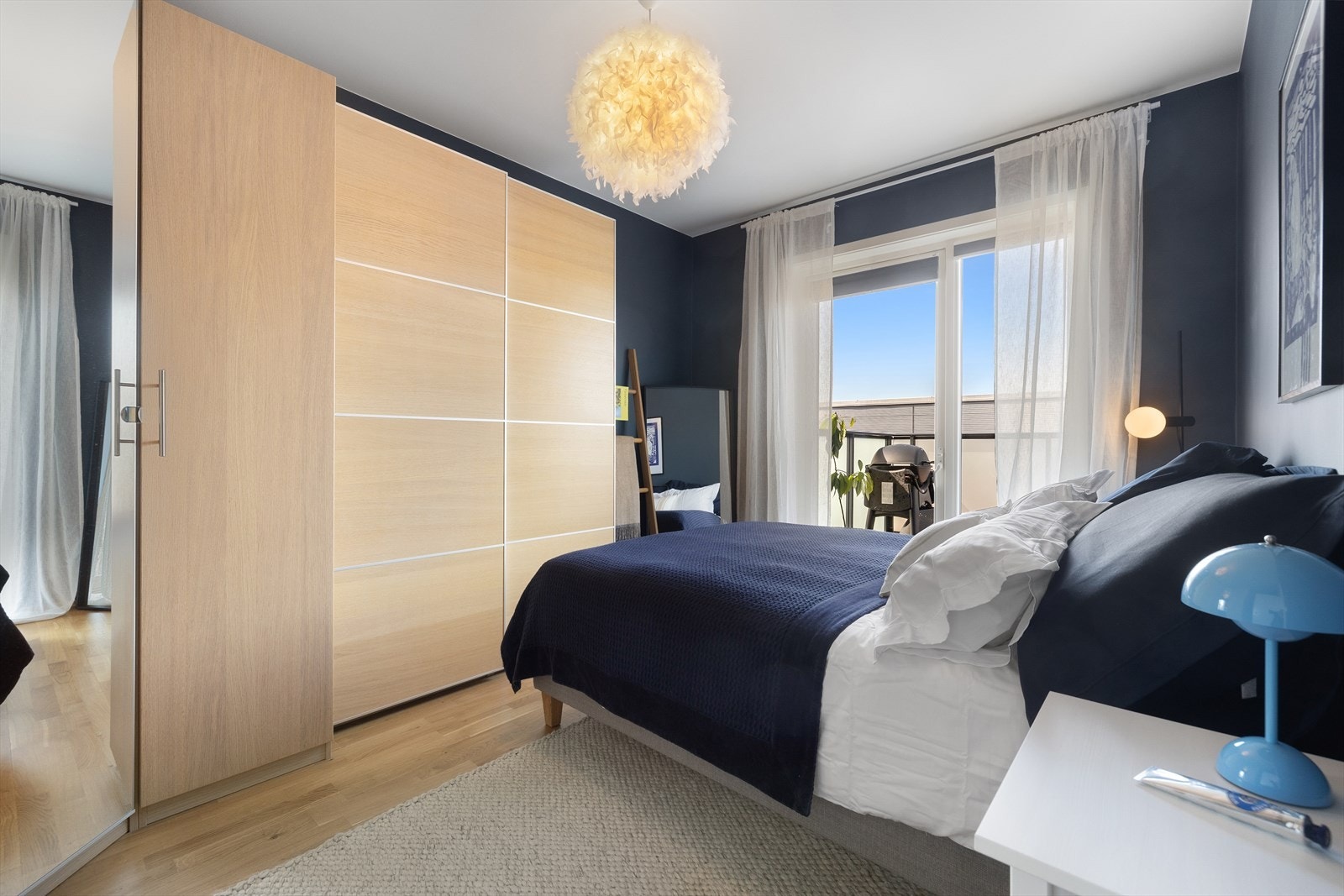 Romslig hovedsoverom med plass til dobbeltseng. Galleribilde