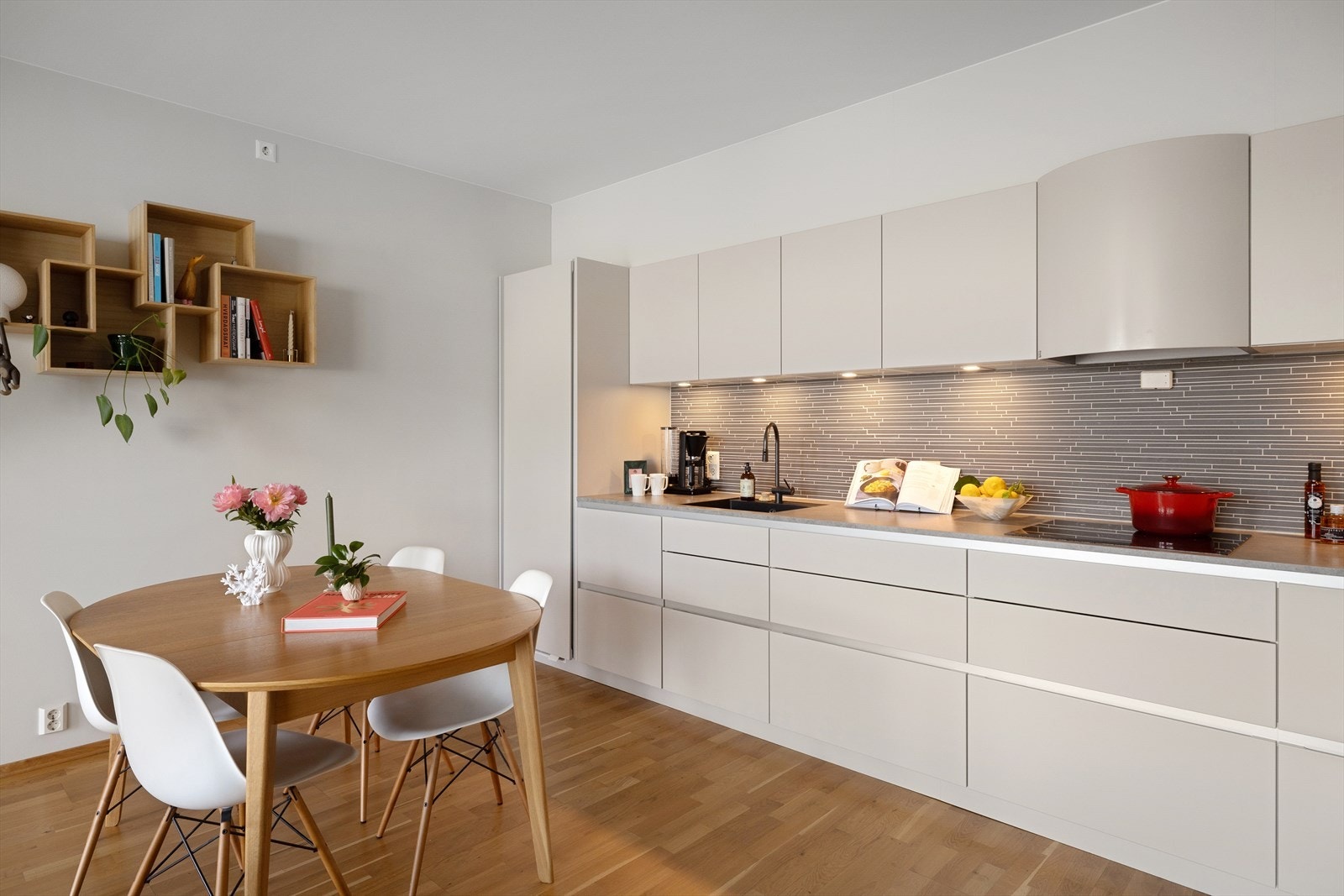 Kjøkkenet er praktisk og arbeidsvennlig med god kombinasjon av skap- og benkeplass. Galleribilde