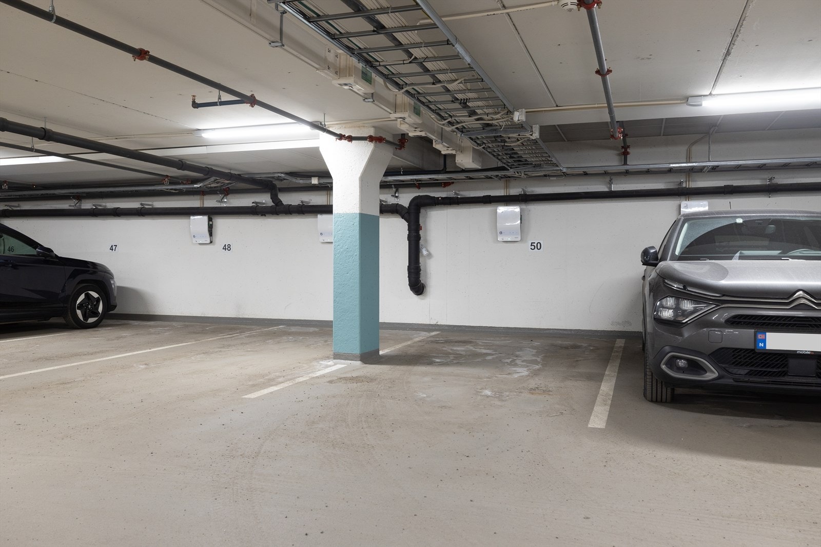 Andelen har bruksrett til parkeringsplass nr. 50 i felles garasjeanlegg. Galleribilde
