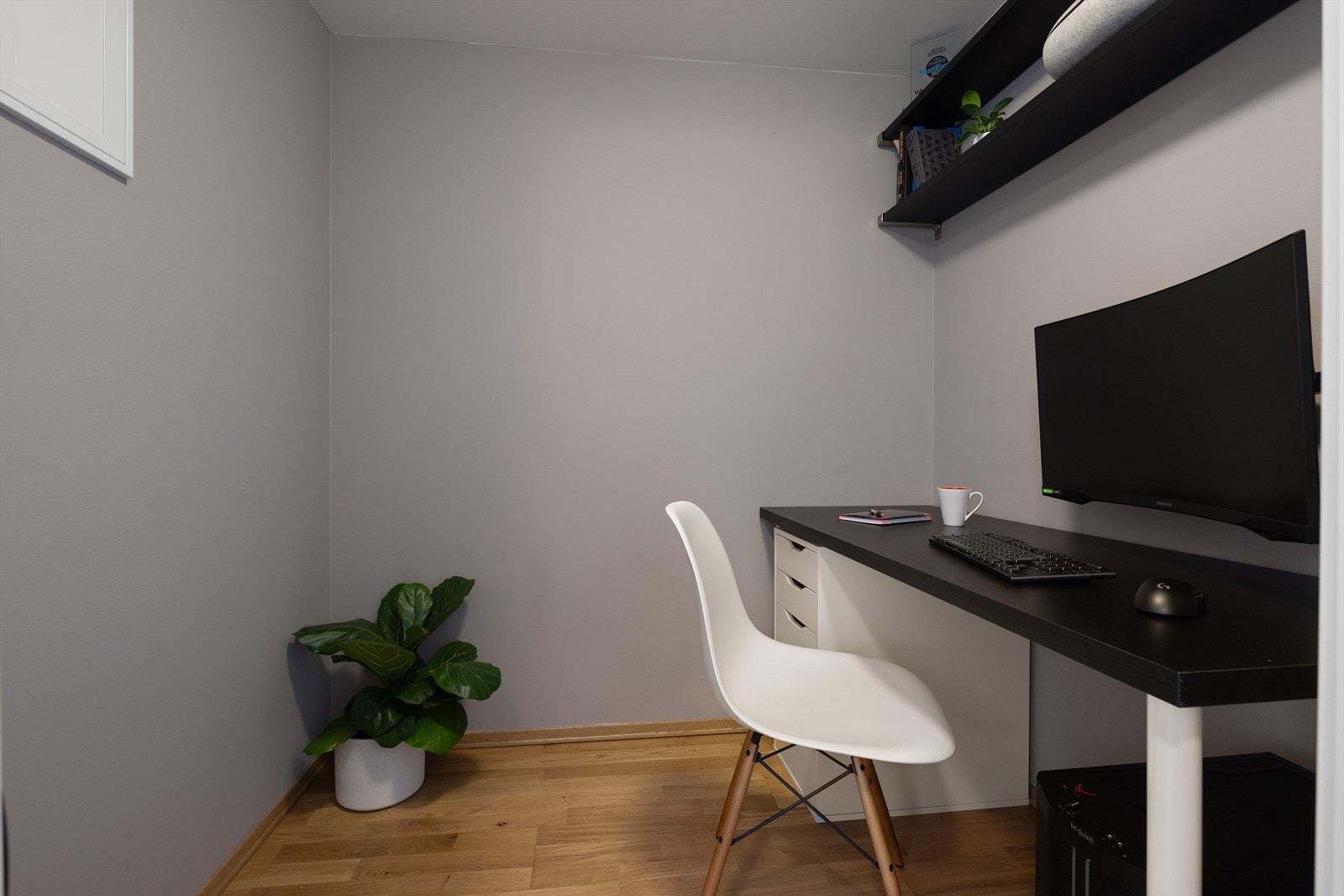 Praktisk walk in closet/bod som du enten kan bruke til lagring eller innrede til hjemmekontor. Galleribilde