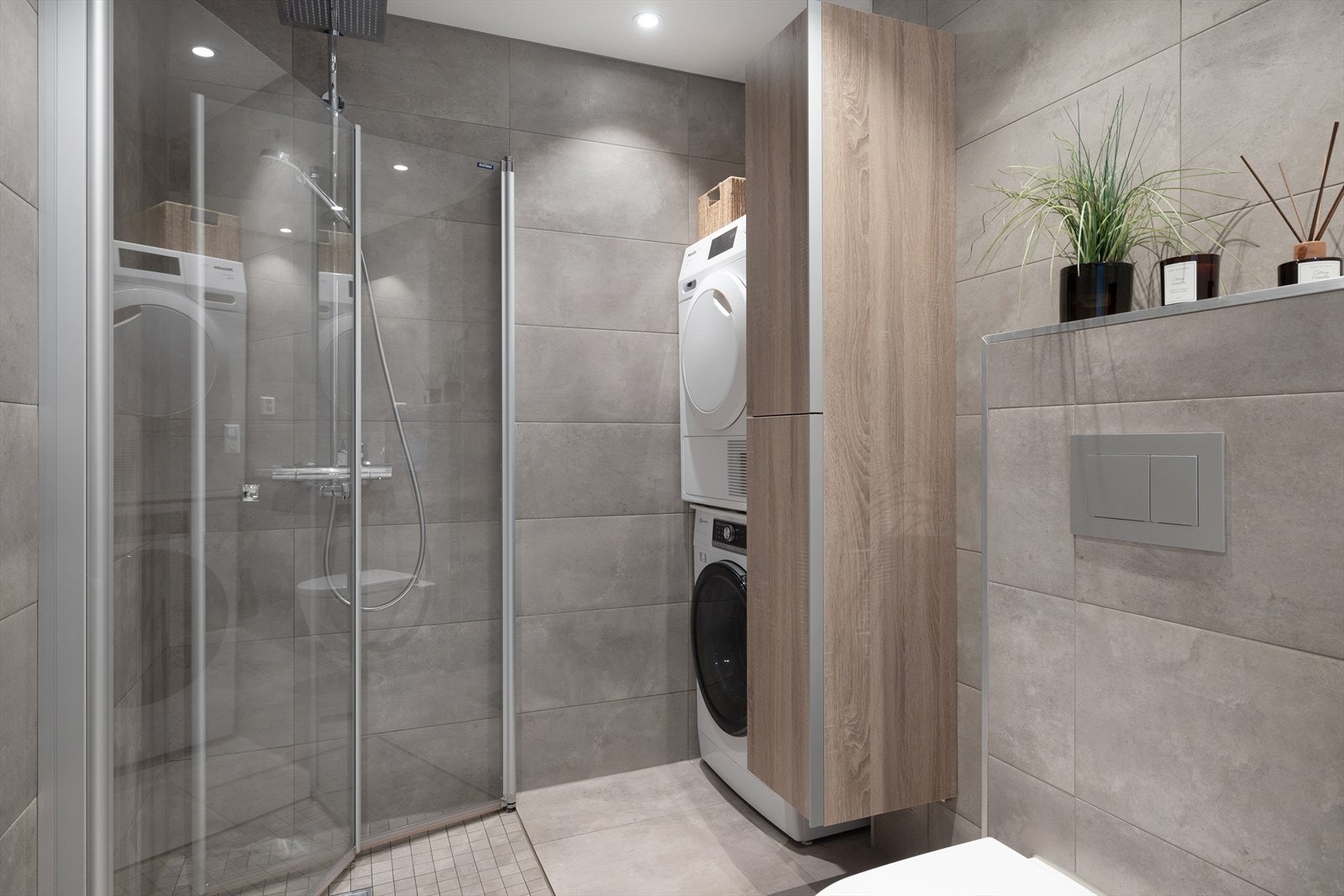 Flisbelagt gulv og vegger, samt varmekabler som gir ekstra komfort i hverdagen! Galleribilde