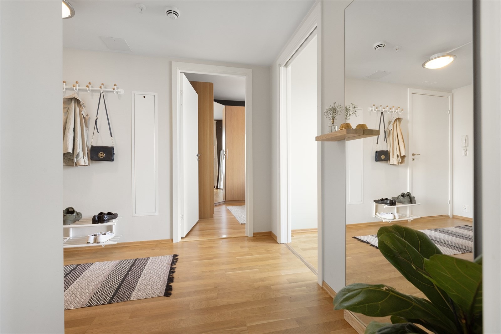 Heisadkomst til boligens inngang hvor du kommer inn i en lys og flott entré. Galleribilde