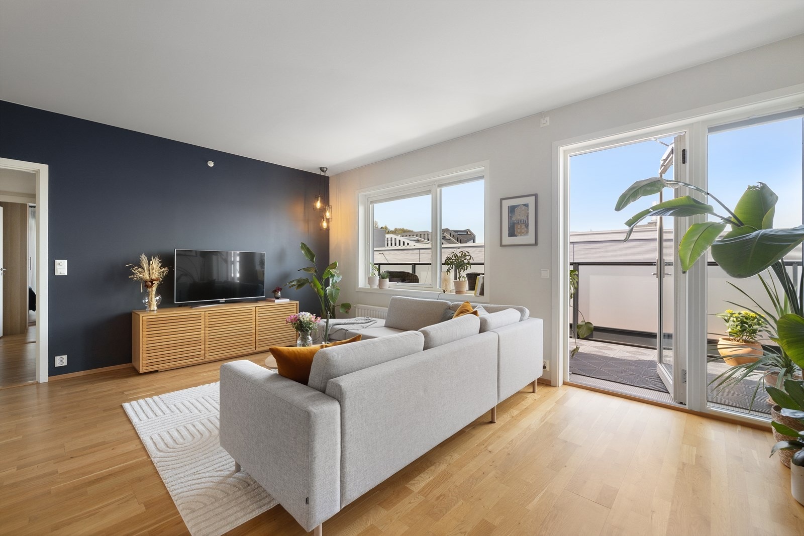 Fra stuen har man utgang til den fantastiske takterrassen som blir en naturlig forlengelse av stuen fra våren og utover. Galleribilde