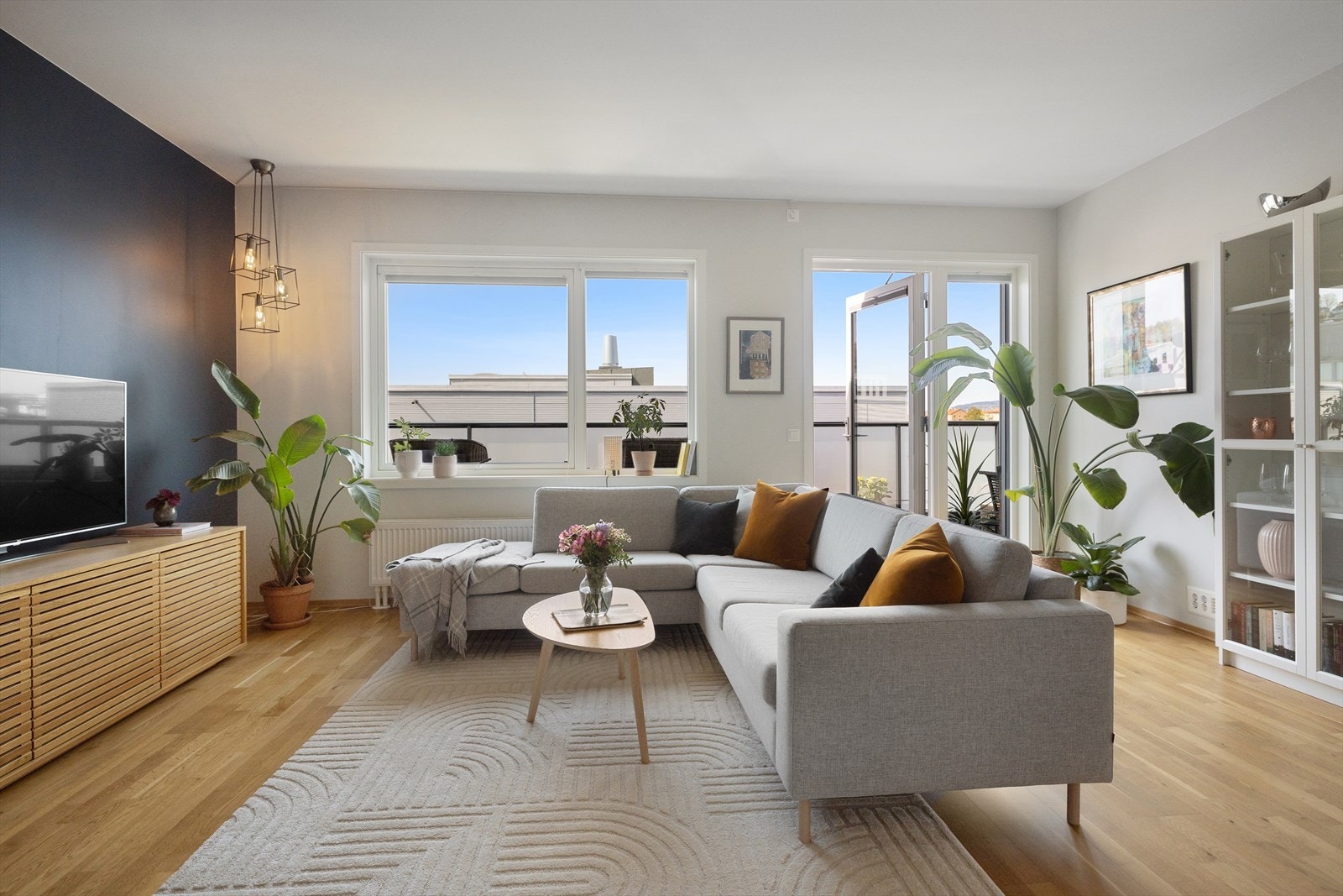 Leiligheten fremstår med stilrene og tidsriktige valg og store vindusflater som slipper inn godt med dagslys. Galleribilde