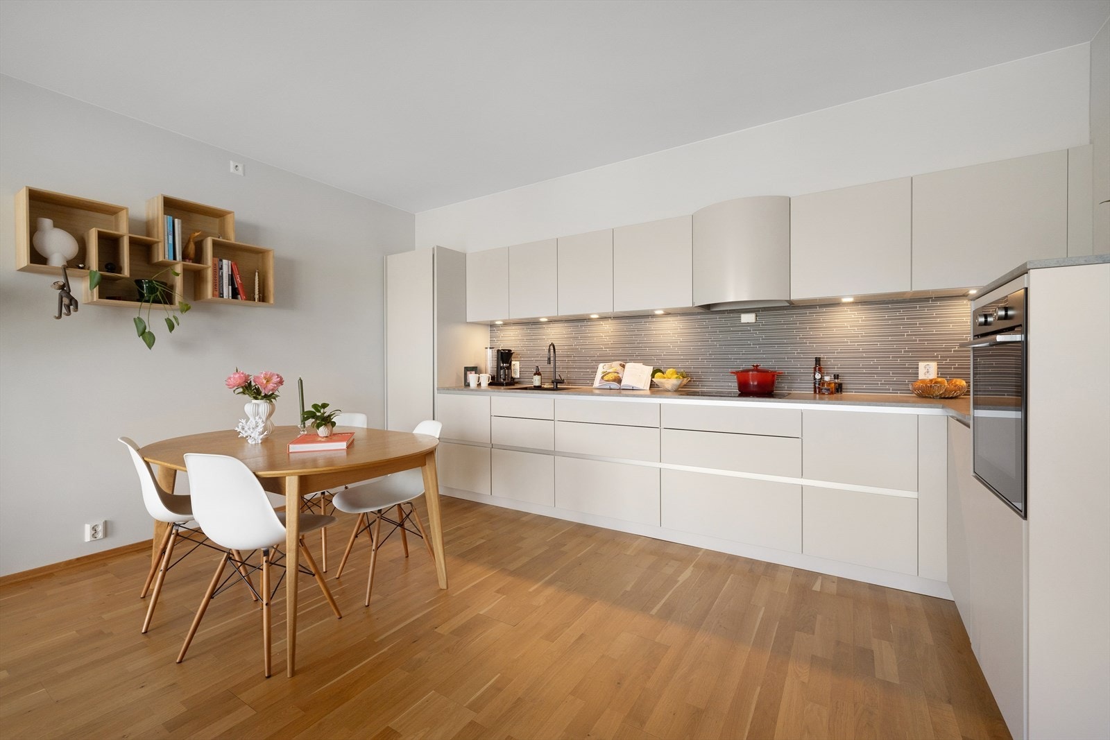 Åpen kjøkkenløsning med pen og moderne kjøkkeninnredning fra Kvik. Galleribilde