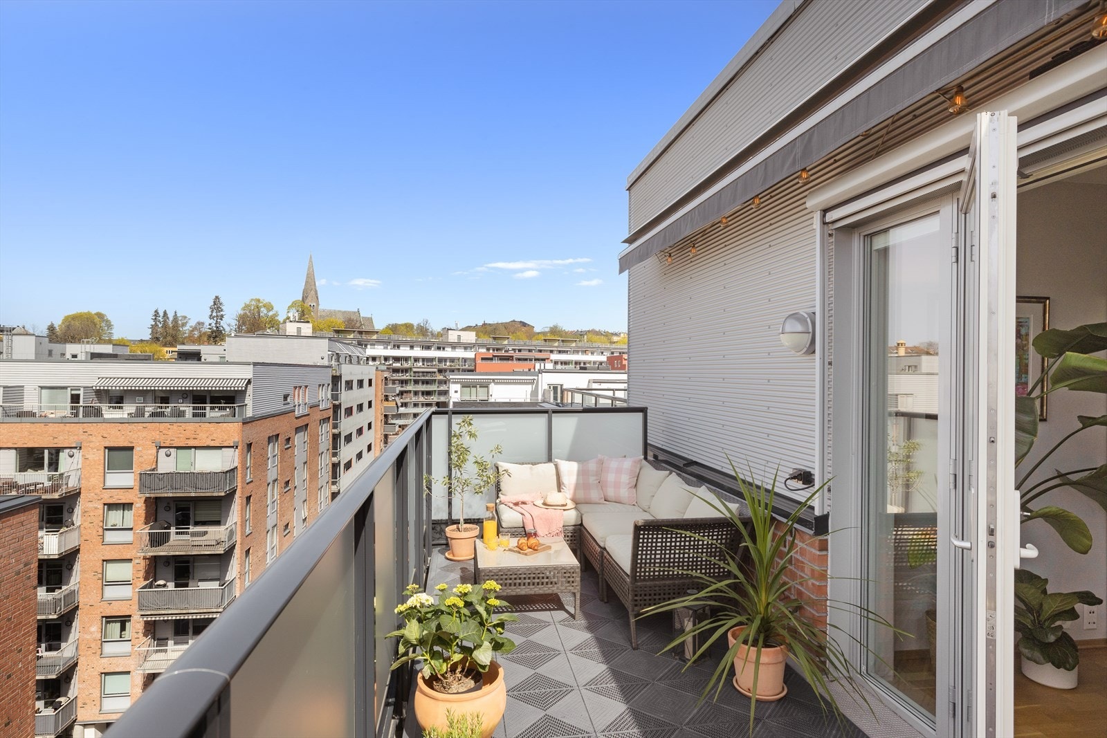 Fra stuen er det utgang til en herlig vestvendt balkong på ca. 27m². Galleribilde