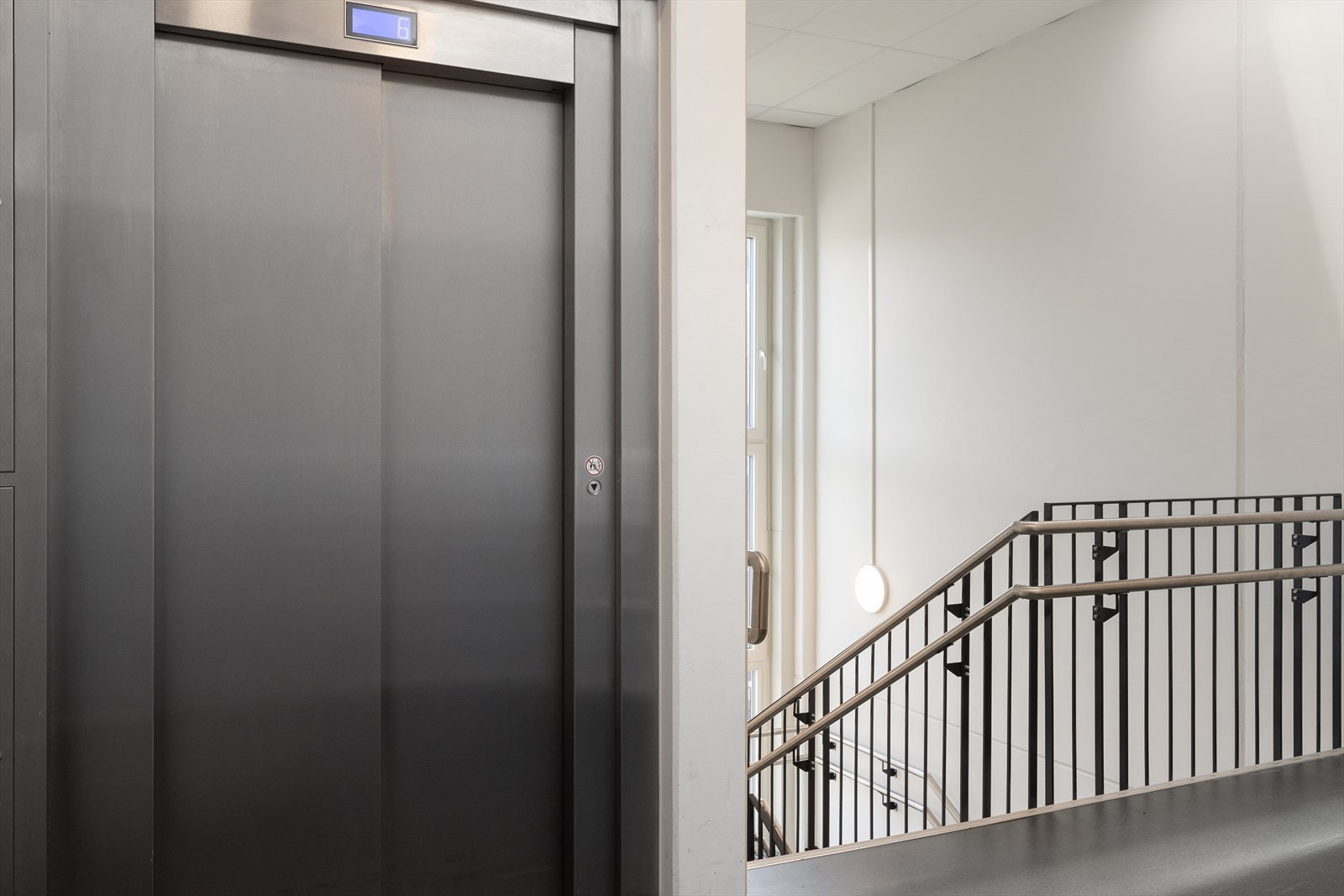 Praktisk med heisadkomst til leiligheten som ligger i øverste etasje. Galleribilde