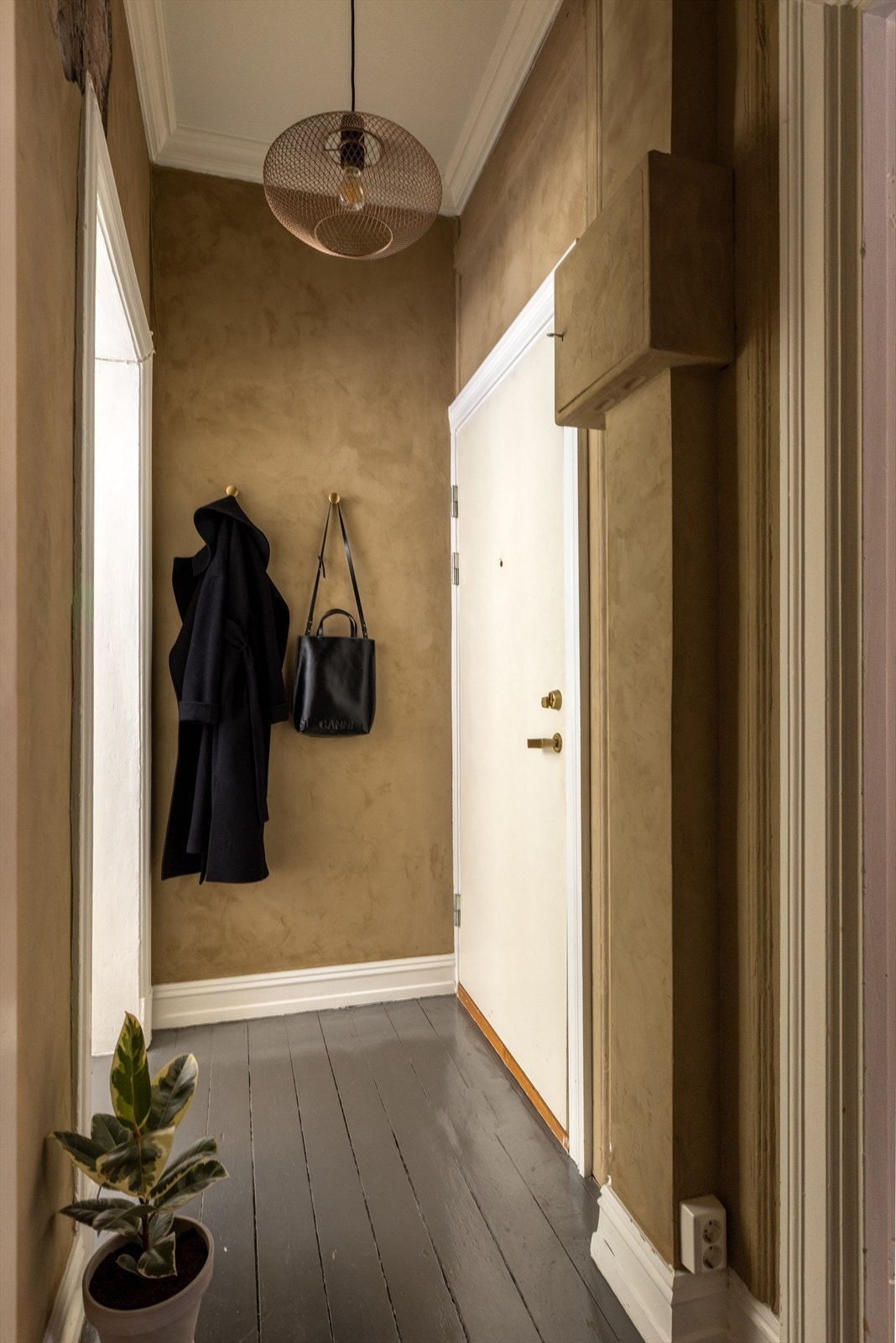 Velkommen inn. Entré med dørcallingsystem som gjør det enkelt å slippe inn gjester! Galleribilde