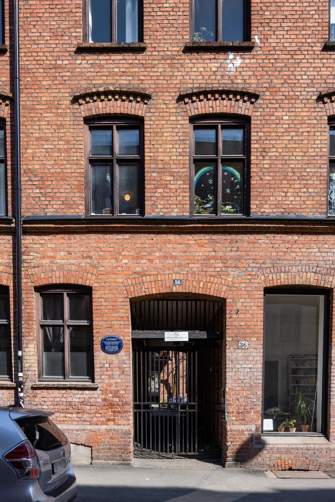 Ærverdig fasade med smijernsport. Galleribilde