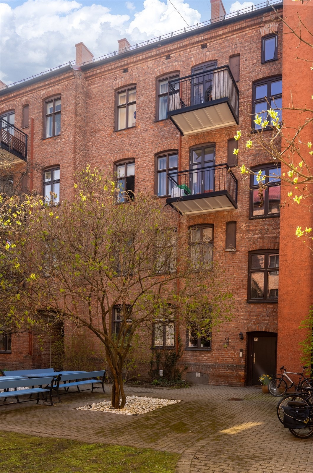 Bakgården er en av Oslos fineste med beplantning og sittegrupper. Galleribilde