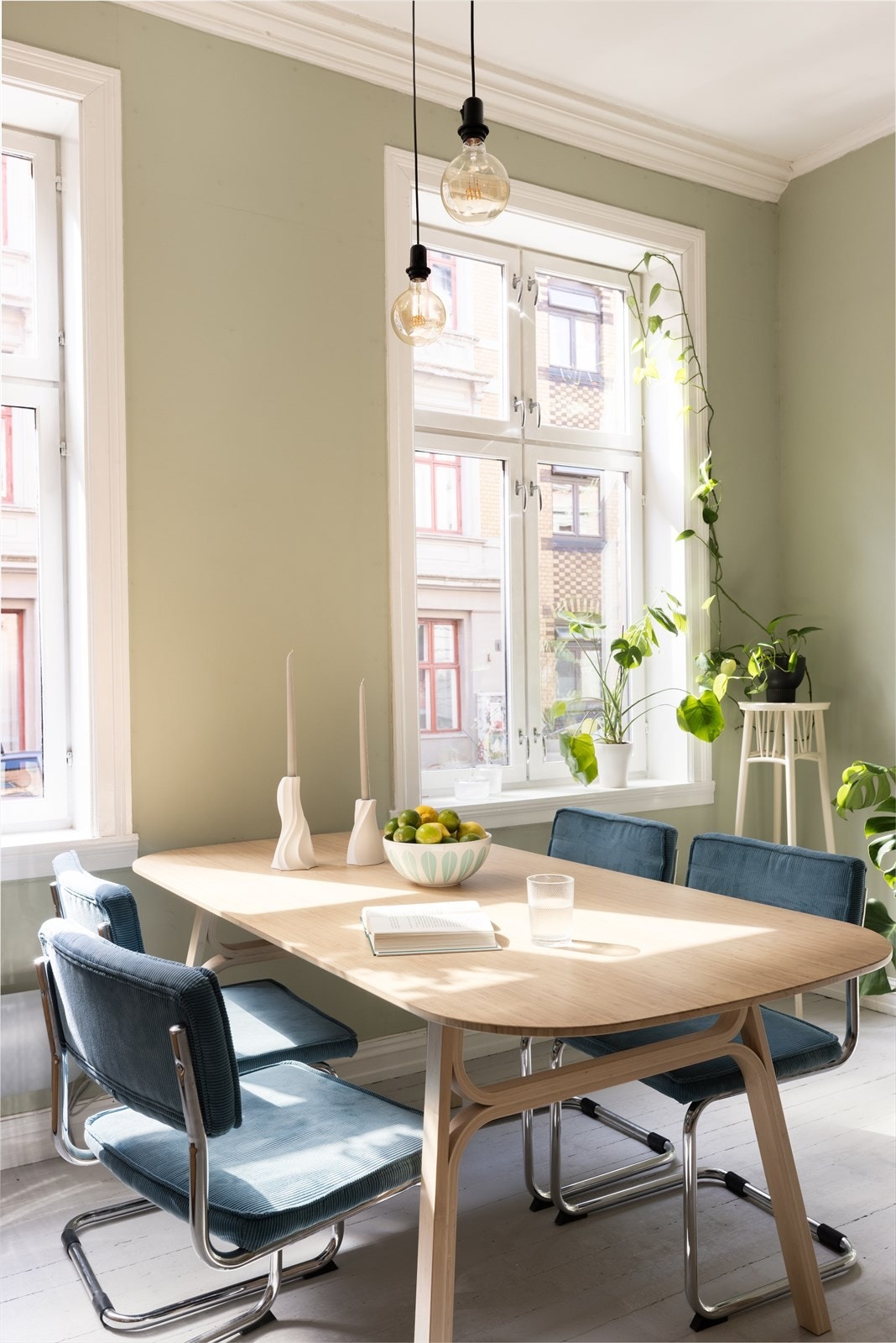 En god planløsning med smarte valg gir rom for en spisegruppe hvor man kan samle venner og familie til hyggelige middager. Galleribilde