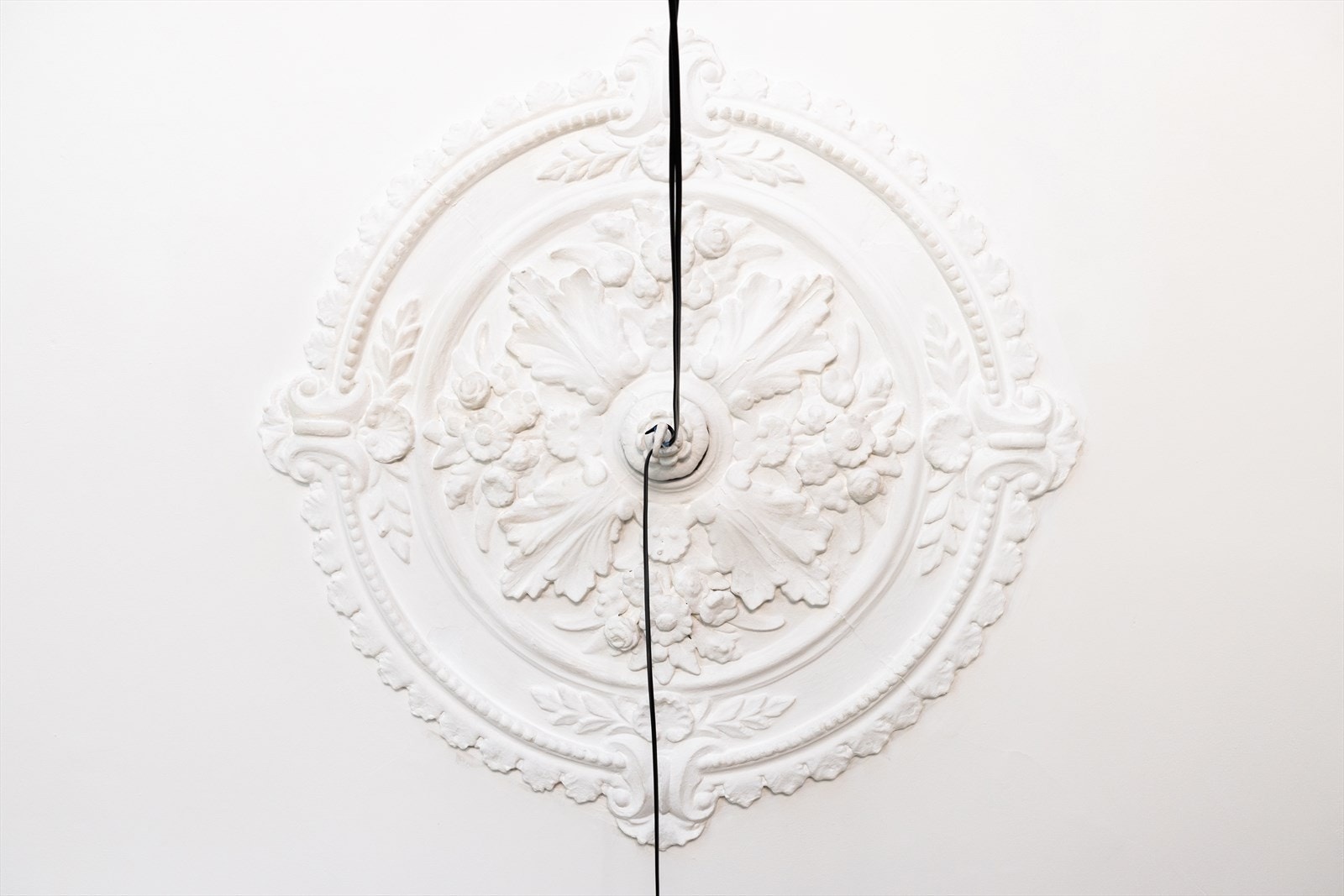 Sjarmerende detaljer som denne stukkaturen i stuen. Galleribilde