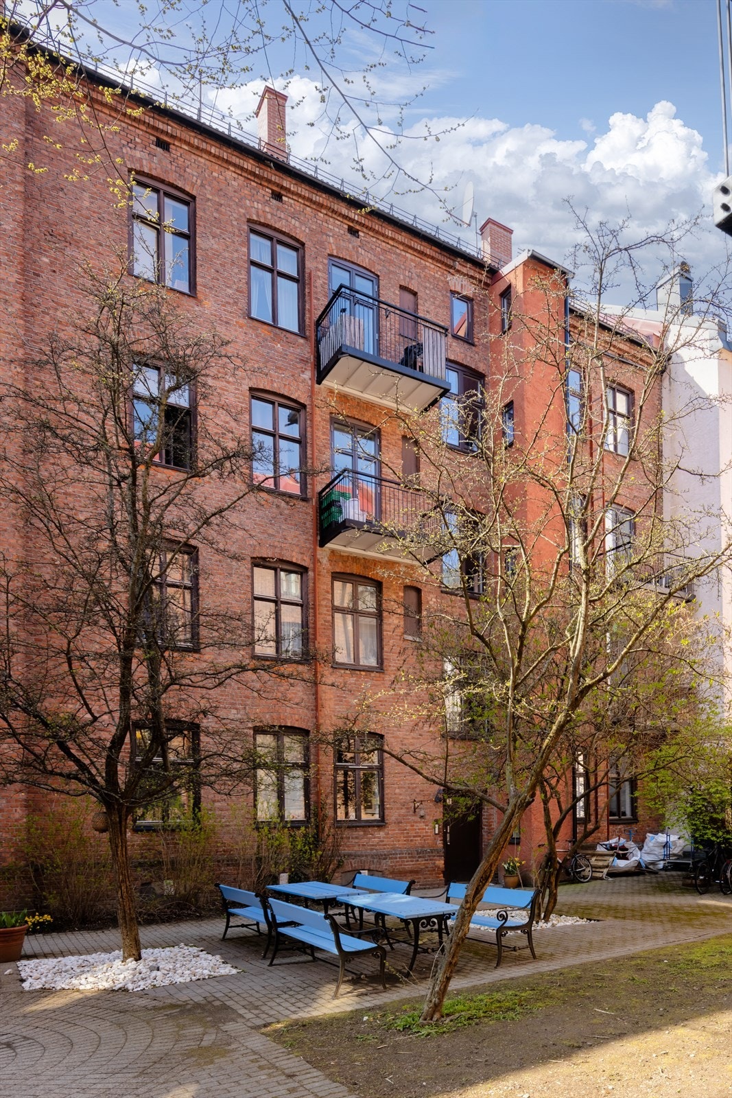 Kun én liten trapp ned fra leiligheten kommer du ut i bakgården, nesten som din egen hage. Galleribilde