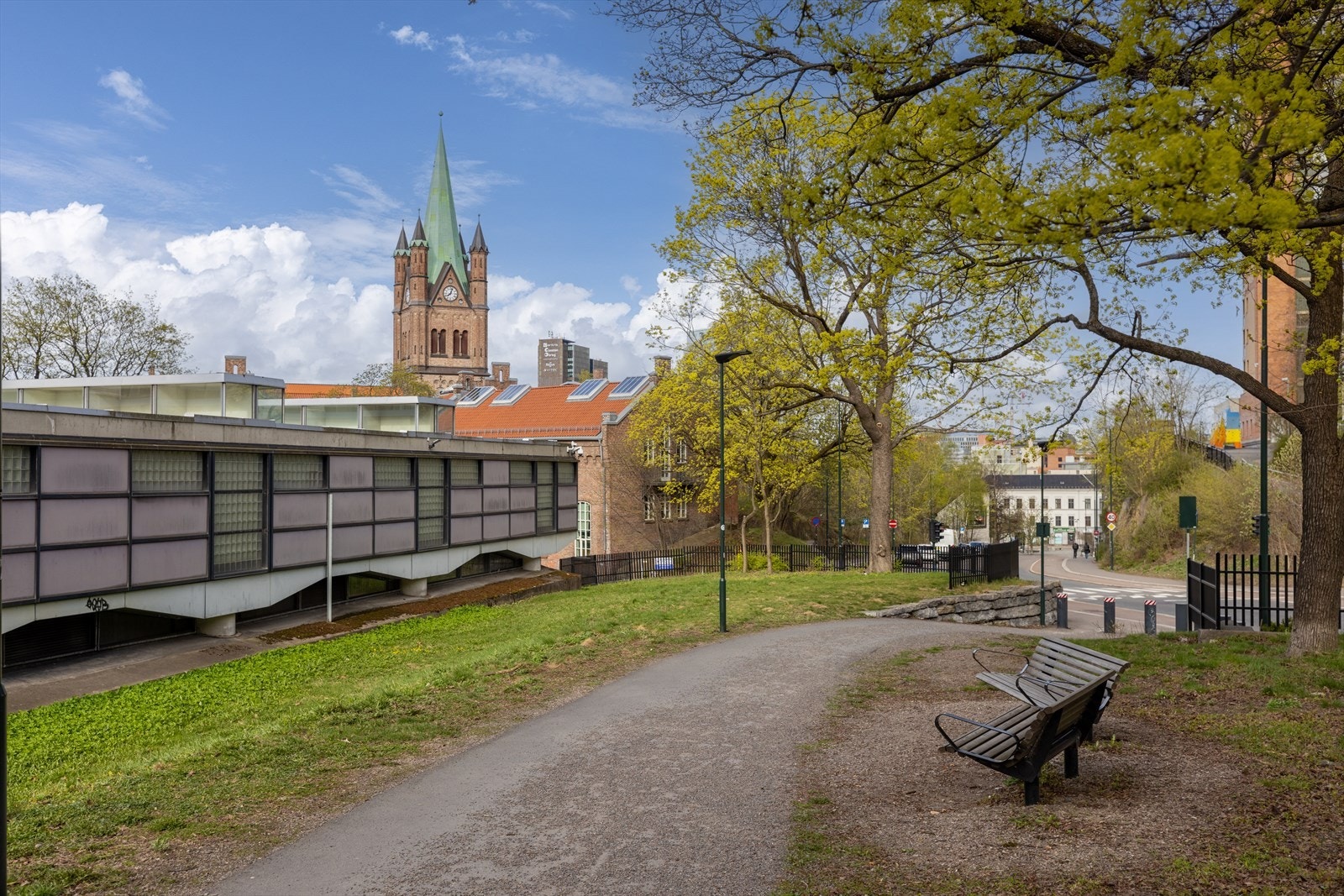 Nærområdet byr på parker for fine spaserturer og skjønn natur! Galleribilde