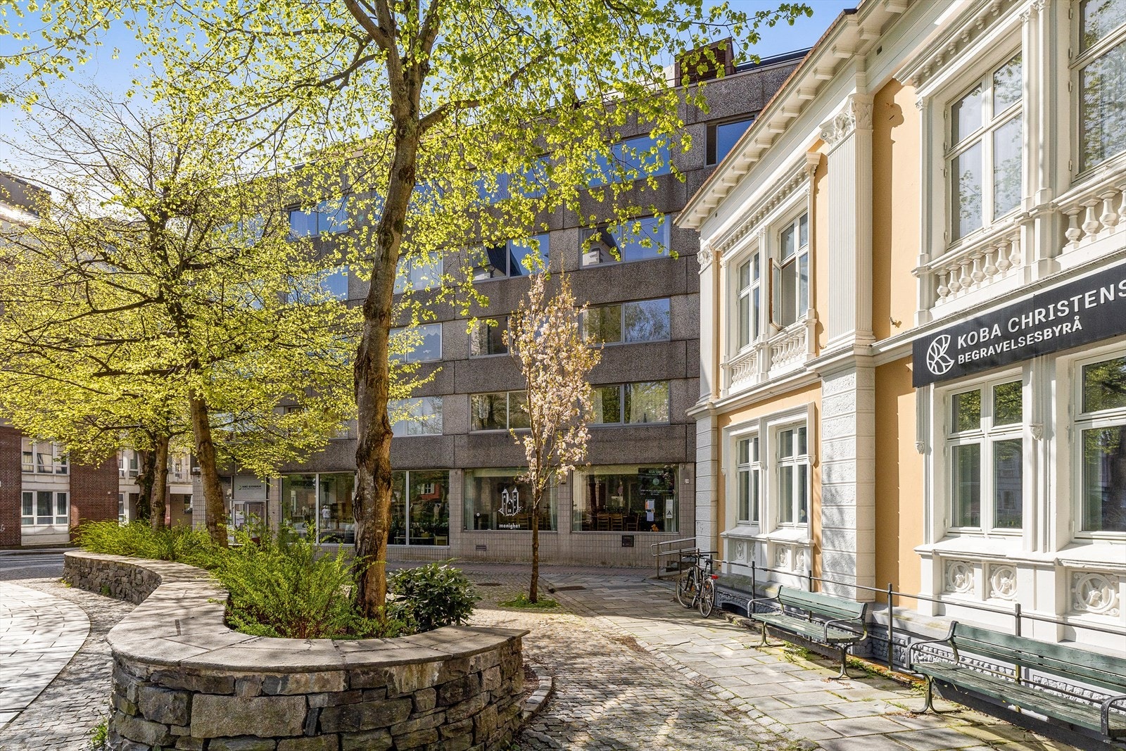 Det er kort gangavstand til sentrumskjernen hvor du finner utallige butikk - og servicetilbud. Galleribilde